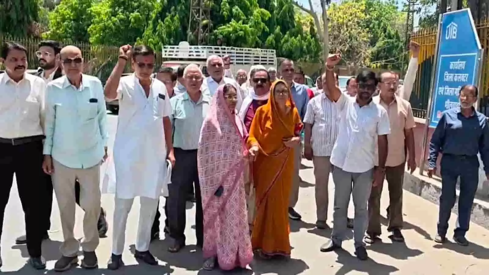 भीलवाड़ा जिला कलेक्टर कार्यालय के सामने प्रदर्शन करते नागरिक और पुलिस चौकी का बोर्ड। भीलवाड़ा जिला कलेक्टर कार्यालय के सामने प्रदर्शन करते नागरिक और पुलिस चौकी का बोर्ड।