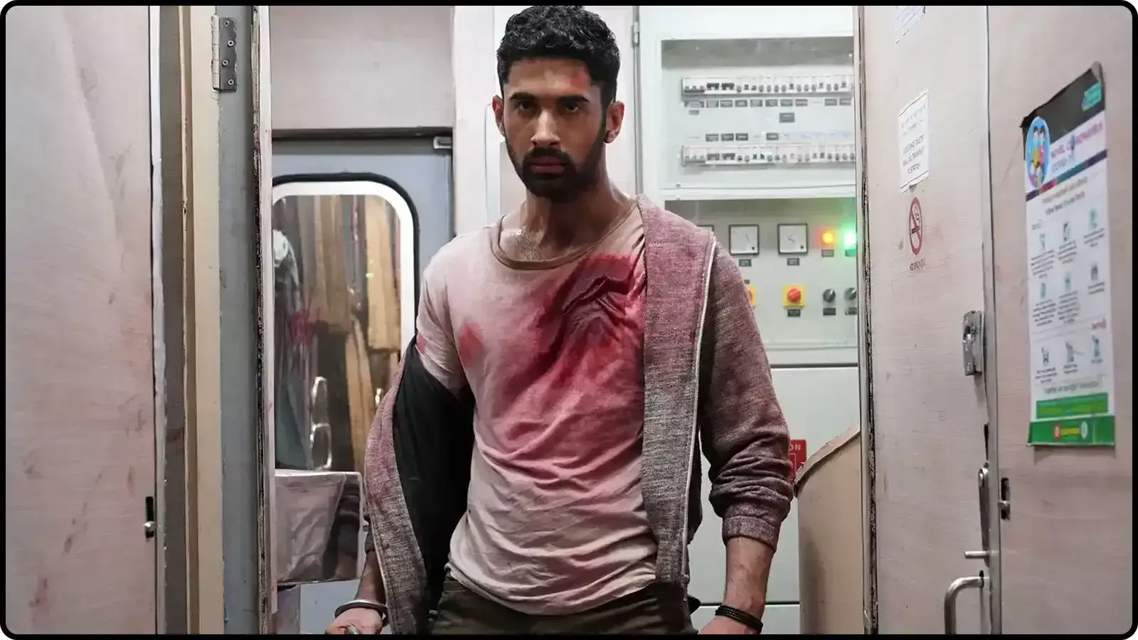 फटी हुई टी-शर्ट और खून के धब्बे के साथ अभिनेता लक्ष्य ट्रेन के डिब्बे के अंदर खड़े हैं। फटी हुई टी-शर्ट और खून के धब्बे के साथ अभिनेता लक्ष्य ट्रेन के डिब्बे के अंदर खड़े हैं।
