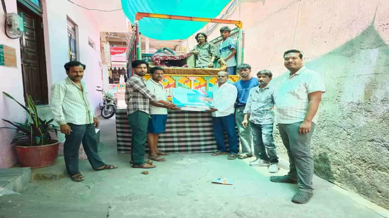 कोटा में सामूहिक विवाह सम्मेलन हेतु ट्रक के पास खड़े होकर उपहार सामग्री भेंट करते लोग। कोटा में सामूहिक विवाह सम्मेलन हेतु ट्रक के पास खड़े होकर उपहार सामग्री भेंट करते लोग।