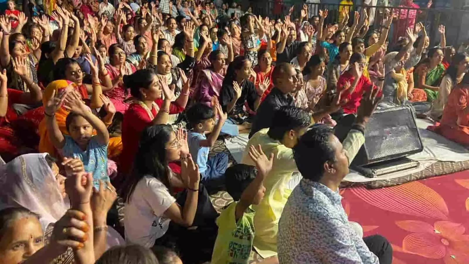 काशीपुरी धाम के श्री श्याम मंदिर में एकादशी संकीर्तन के दौरान हाथ उठाकर भजन गाते श्रद्धालु। काशीपुरी धाम के श्री श्याम मंदिर में एकादशी संकीर्तन के दौरान हाथ उठाकर भजन गाते श्रद्धालु।
