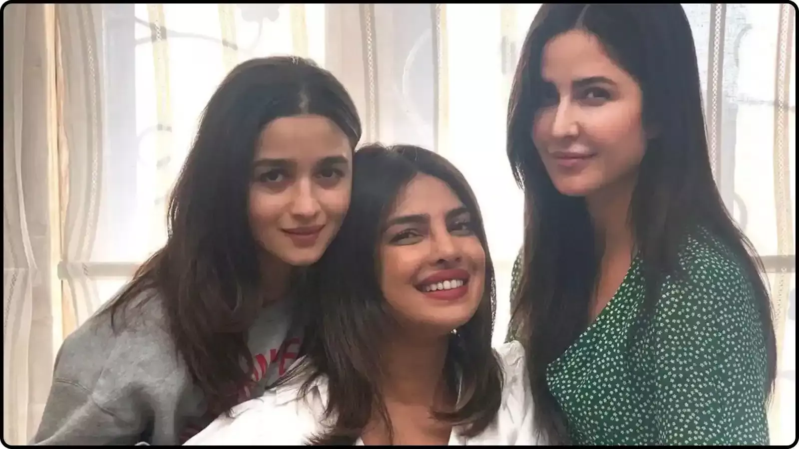 एक साथ मुस्कुराते हुए खड़ी आलिया भट्ट, प्रियंका चोपड़ा और कैटरीना कैफ जो फिल्म के संदर्भ में हैं। एक साथ मुस्कुराते हुए खड़ी आलिया भट्ट, प्रियंका चोपड़ा और कैटरीना कैफ जो फिल्म के संदर्भ में हैं।