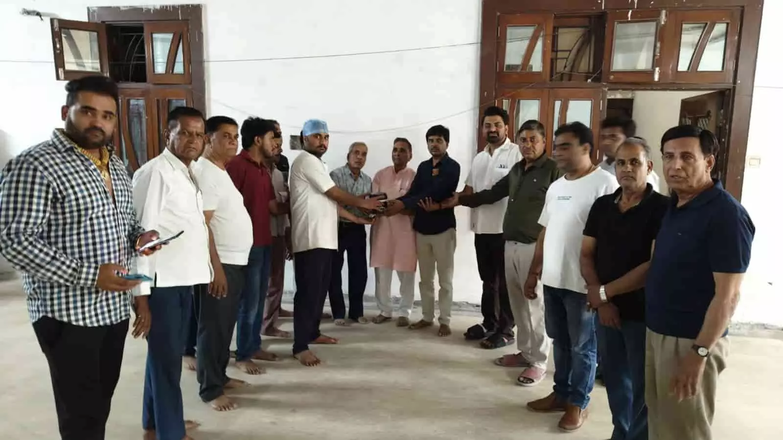 निम्बाहेड़ा में लायंस क्लब सदस्य और सांड परिवार नेत्रदान प्रक्रिया के बाद समूह में खड़े हुए। निम्बाहेड़ा में लायंस क्लब सदस्य और सांड परिवार नेत्रदान प्रक्रिया के बाद समूह में खड़े हुए।