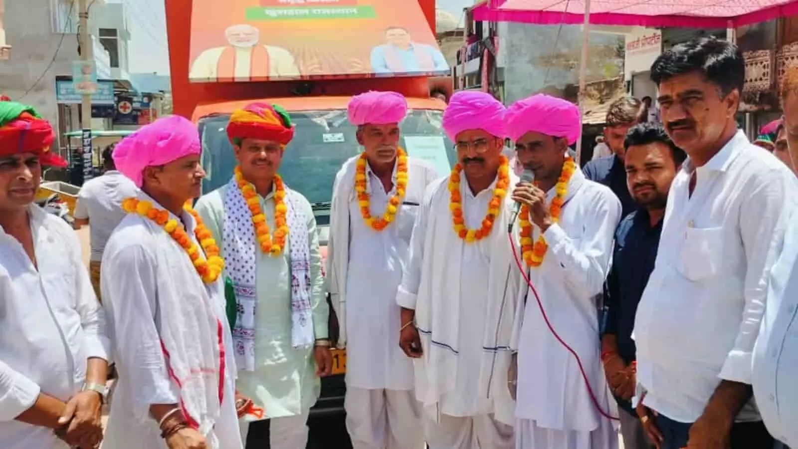 जयपुर में ग्राम रथ के सामने पारंपरिक साफा पहने ग्रामीण और जनप्रतिनिधि ग्राम-2026 अभियान के दौरान। जयपुर में ग्राम रथ के सामने पारंपरिक साफा पहने ग्रामीण और जनप्रतिनिधि ग्राम-2026 अभियान के दौरान।