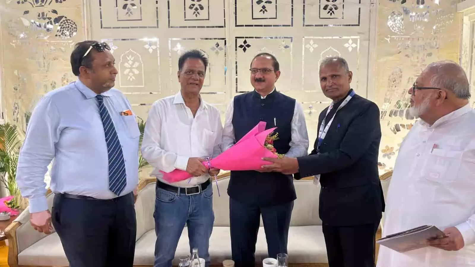 होटल फेडरेशन राजस्थान प्रतिनिधिमंडल जयपुर में केंद्रीय पर्यटन सचिव को पुष्पगुच्छ भेंट कर हाड़ौती पर्यटन विकास पर चर्चा करते हुए। होटल फेडरेशन राजस्थान प्रतिनिधिमंडल जयपुर में केंद्रीय पर्यटन सचिव को पुष्पगुच्छ भेंट कर हाड़ौती पर्यटन विकास पर चर्चा करते हुए।