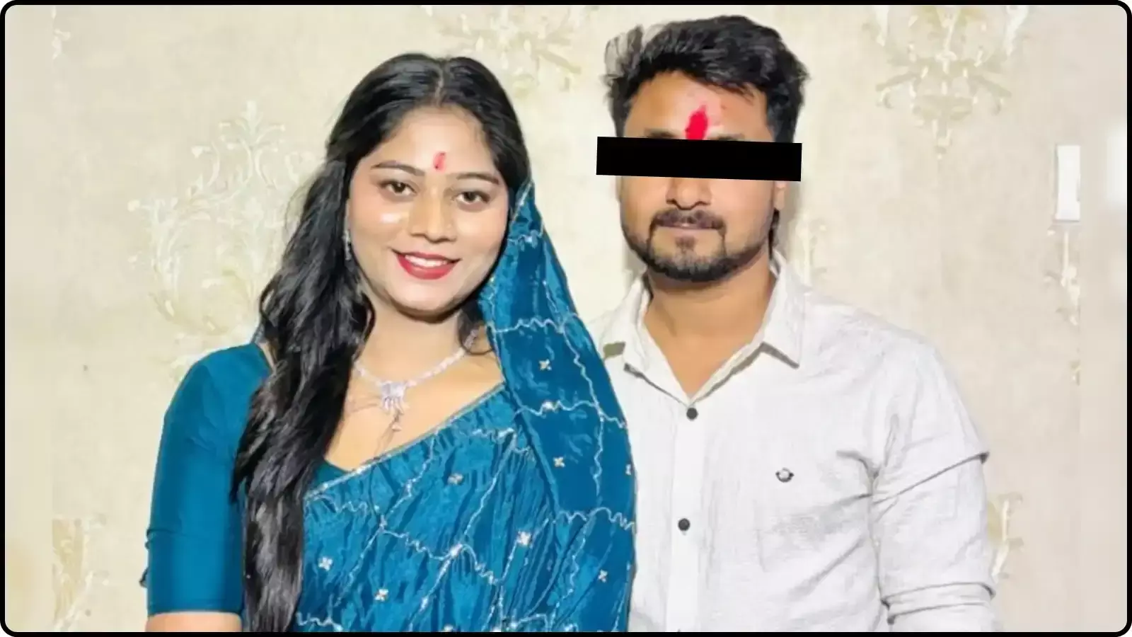 नीले रंग की साड़ी पहनी एक महिला और सफेद शर्ट पहना एक पुरुष दीवार के सामने खड़े हैं।