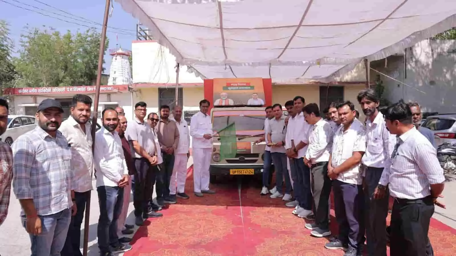 विधायक श्रीचंद कृपलानी निम्बाहेड़ा में सरकारी योजनाओं के प्रचार रथ को हरी झंडी दिखाकर रवाना कर रहे हैं। विधायक श्रीचंद कृपलानी निम्बाहेड़ा में सरकारी योजनाओं के प्रचार रथ को हरी झंडी दिखाकर रवाना कर रहे हैं।