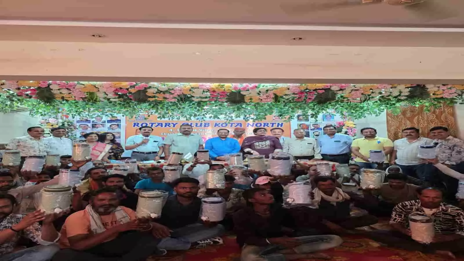 रोटरी क्लब कोटा नॉर्थ के सदस्य कोटा में गरीब लोगों को जल कैंपर वितरित करते हुए। रोटरी क्लब कोटा नॉर्थ के सदस्य कोटा में गरीब लोगों को जल कैंपर वितरित करते हुए।