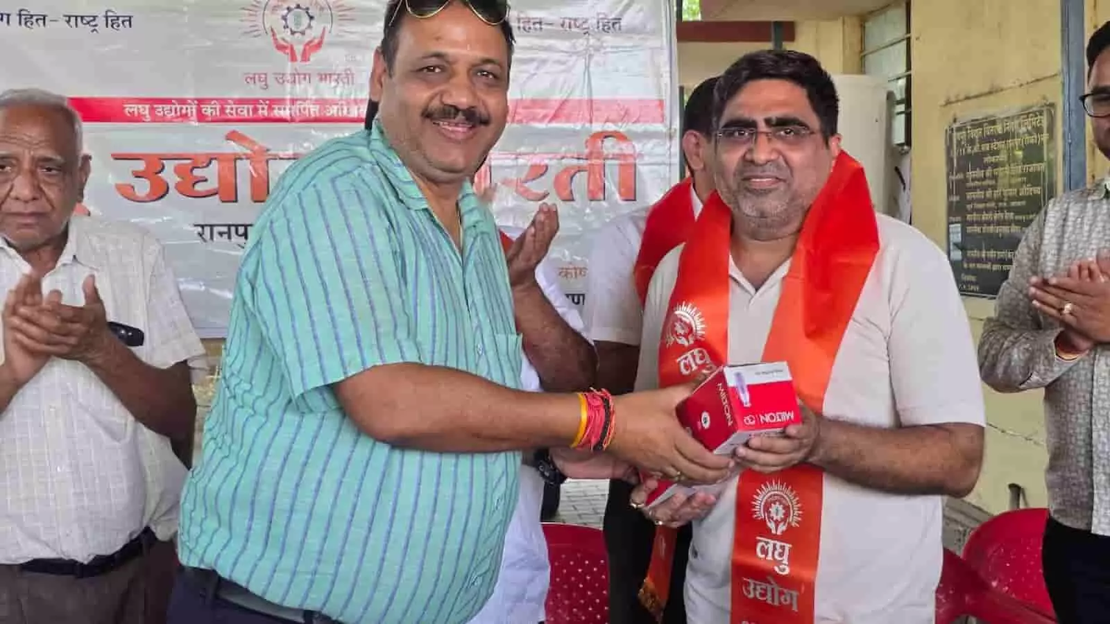रानपुर कोटा में आयोजित कार्यक्रम के दौरान एक व्यक्ति को स्मृति चिन्ह भेंट करते हुए अन्य पदाधिकारी। रानपुर कोटा में आयोजित कार्यक्रम के दौरान एक व्यक्ति को स्मृति चिन्ह भेंट करते हुए अन्य पदाधिकारी।