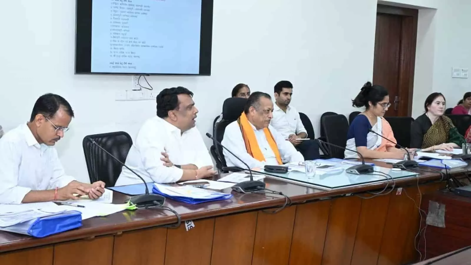 शासन सचिवालय जयपुर में देवस्थान मंत्री जोराराम कुमावत वरिष्ठ नागरिक तीर्थ यात्रा योजना की समीक्षा बैठक लेते हुए। शासन सचिवालय जयपुर में देवस्थान मंत्री जोराराम कुमावत वरिष्ठ नागरिक तीर्थ यात्रा योजना की समीक्षा बैठक लेते हुए।