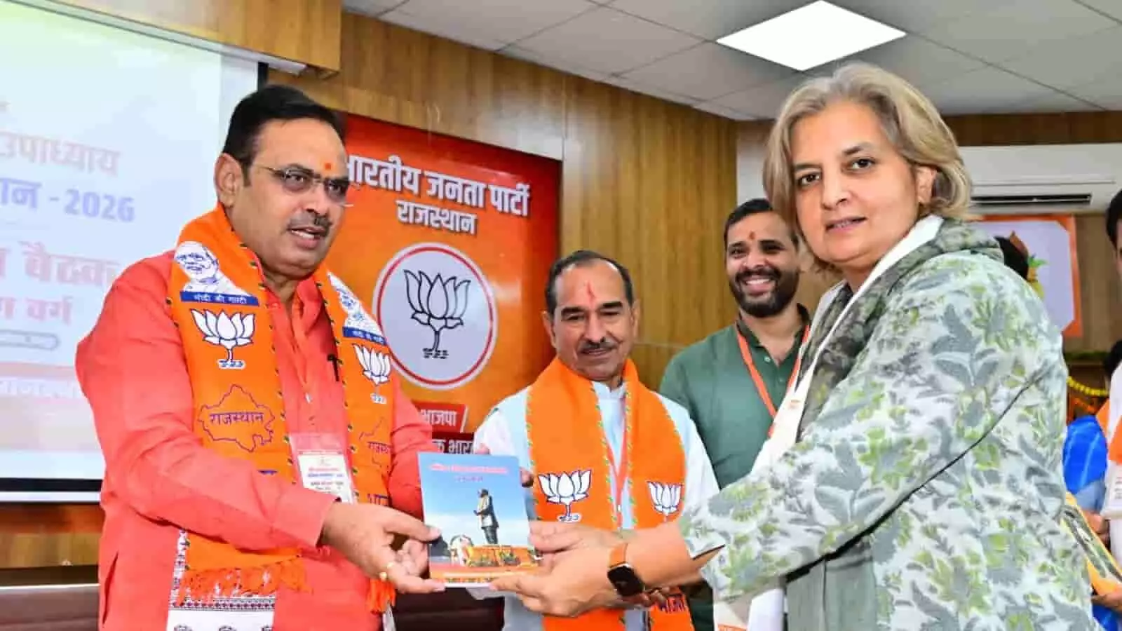 जयपुर में भाजपा प्रशिक्षण महाअभियान के उद्घाटन कार्यक्रम में मुख्यमंत्री भजनलाल शर्मा और अन्य नेता। जयपुर में भाजपा प्रशिक्षण महाअभियान के उद्घाटन कार्यक्रम में मुख्यमंत्री भजनलाल शर्मा और अन्य नेता।