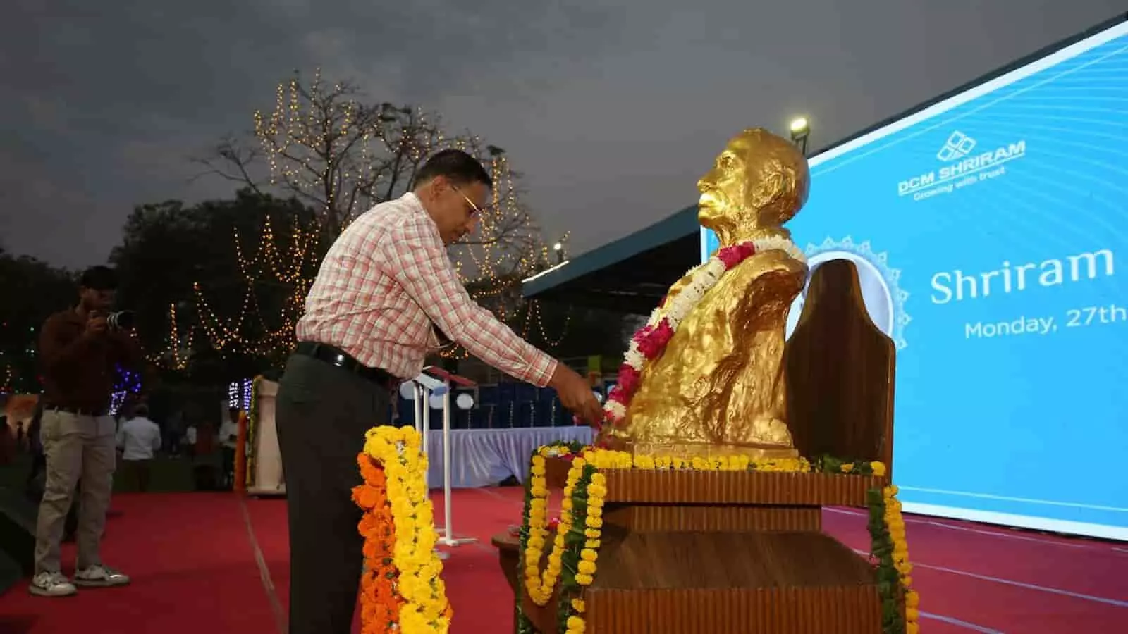 कोटा में आयोजित कार्यक्रम में सर श्रीराम की प्रतिमा पर माल्यार्पण करते मुख्य अतिथि और उपस्थित कर्मचारी। कोटा में आयोजित कार्यक्रम में सर श्रीराम की प्रतिमा पर माल्यार्पण करते मुख्य अतिथि और उपस्थित कर्मचारी।