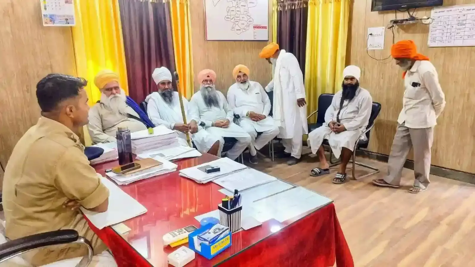 गुरुद्वारा प्लॉट पर पुलिस जांच करते अधिकारी नोहर में कब्जे प्रयास के संदर्भ में
