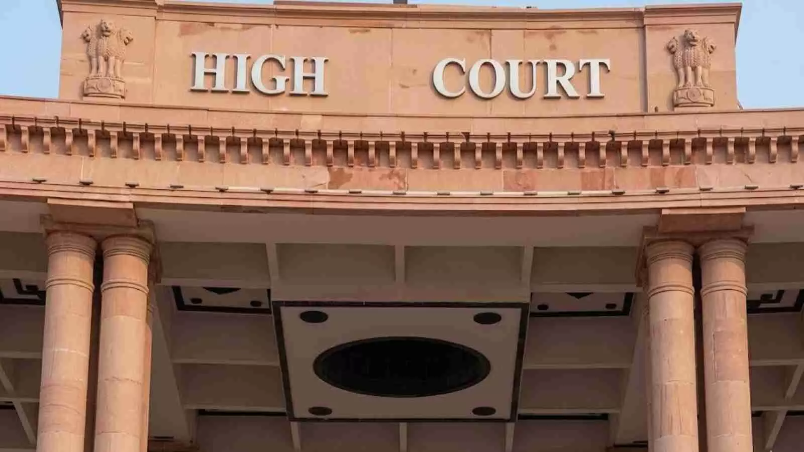 इलाहाबाद उच्च न्यायालय की लखनऊ बेंच के भवन का ऊपरी हिस्सा और अशोक स्तंभ का चिन्ह।