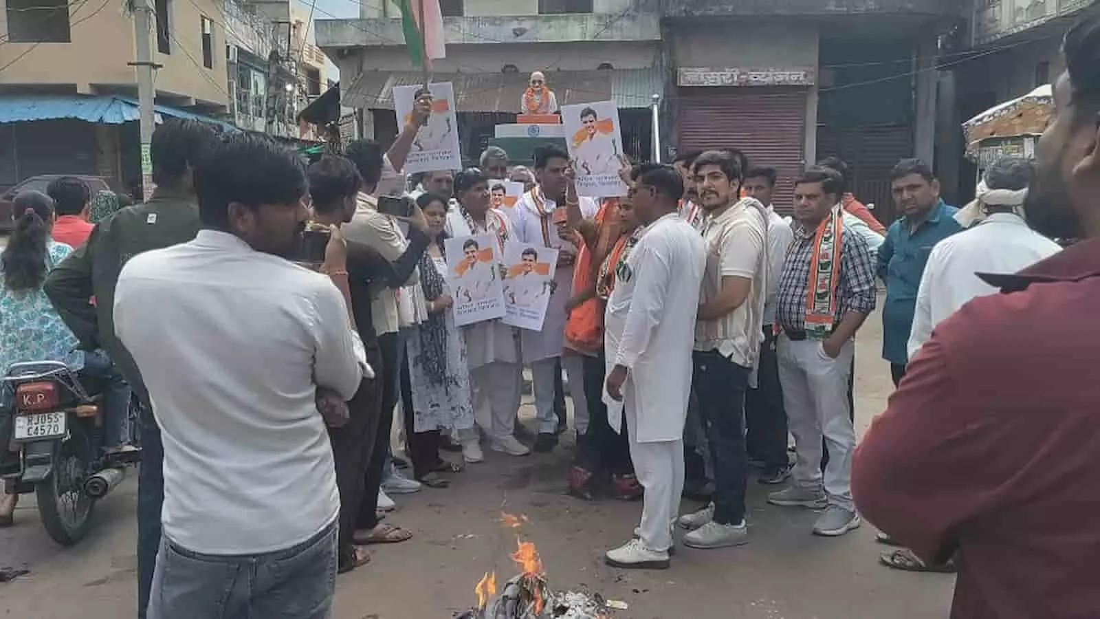 बयाना के गांधी चौक पर भाजपा नेता का पुतला जलाते हुए कांग्रेस कार्यकर्ता। बयाना के गांधी चौक पर भाजपा नेता का पुतला जलाते हुए कांग्रेस कार्यकर्ता।