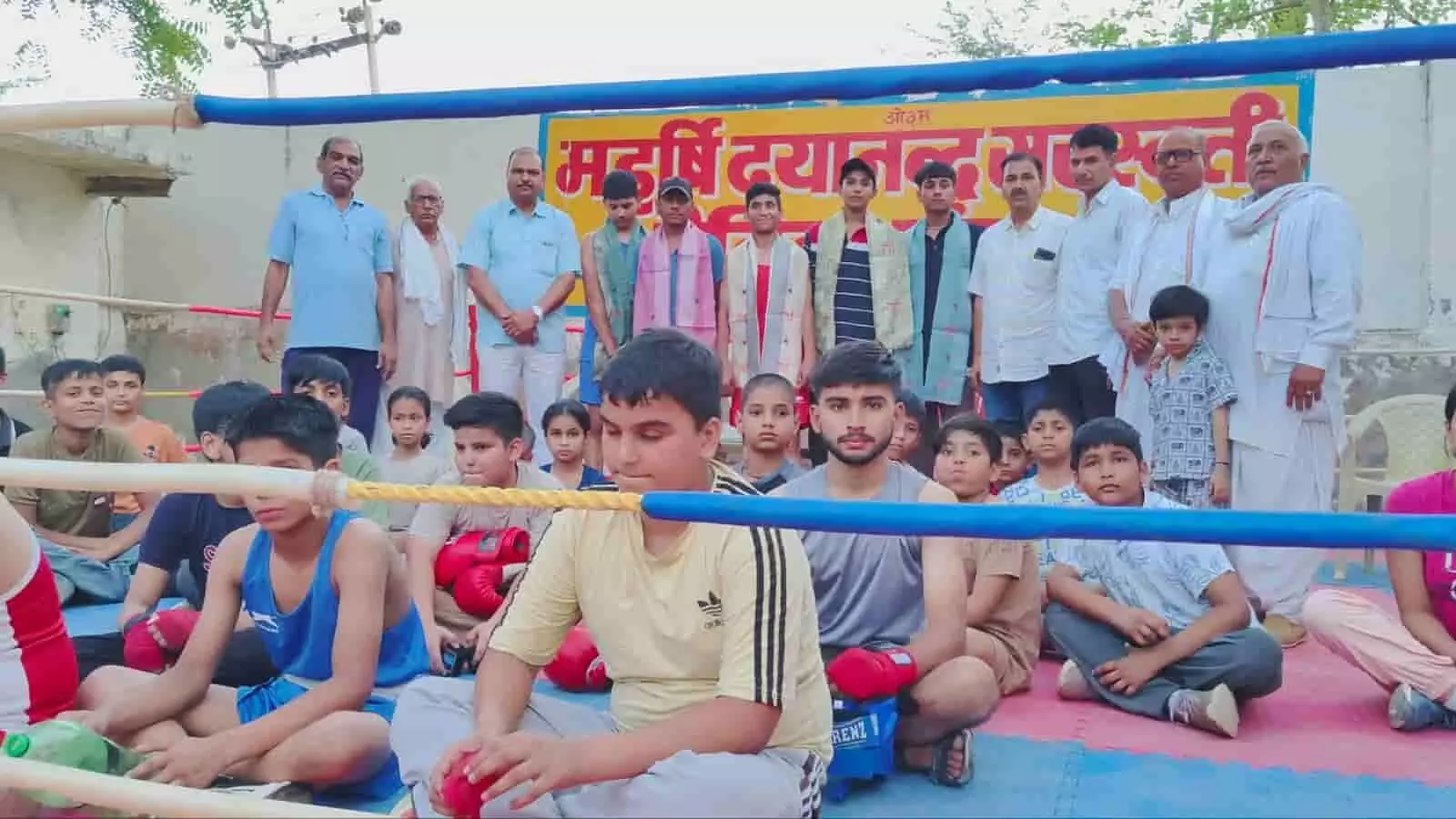 भरतपुर के महर्षि दयानंद आश्रम में बॉक्सिंग प्रशिक्षण ले रहे बच्चे और अतिथि सम्मान समारोह के दौरान बैठे हुए। भरतपुर के महर्षि दयानंद आश्रम में बॉक्सिंग प्रशिक्षण ले रहे बच्चे और अतिथि सम्मान समारोह के दौरान बैठे हुए।