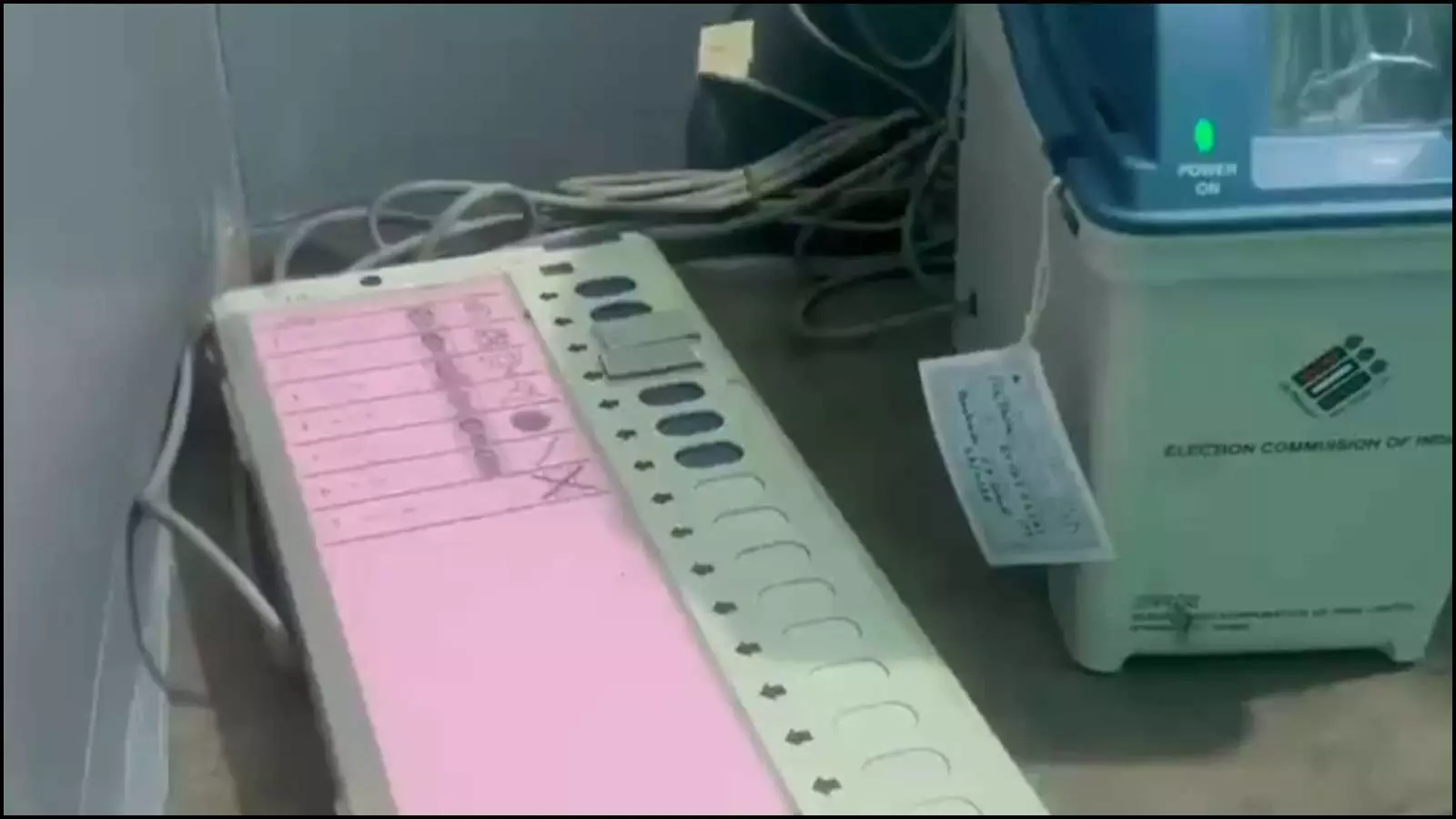 मतदान केंद्र के अंदर रखी इलेक्ट्रॉनिक वोटिंग मशीन और वीवीपीएटी यूनिट डायमंड हार्बर के फाल्टा में कथित धांधली के संदर्भ में। मतदान केंद्र के अंदर रखी इलेक्ट्रॉनिक वोटिंग मशीन और वीवीपीएटी यूनिट डायमंड हार्बर के फाल्टा में कथित धांधली के संदर्भ में।