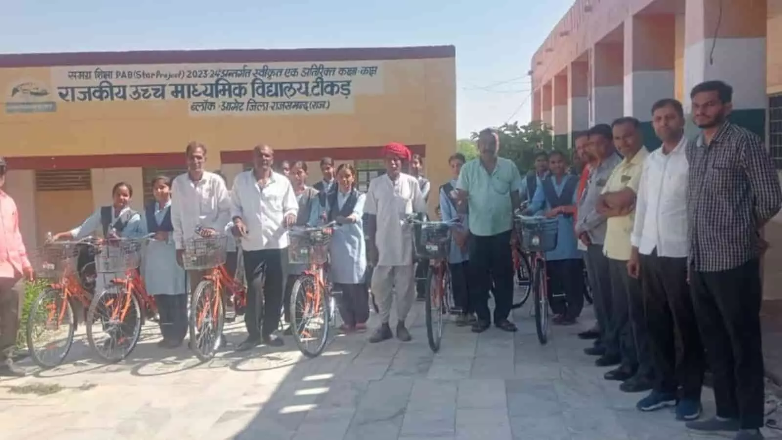 टीकड के सरकारी विद्यालय में मुख्य अतिथि छात्राओं को निःशुल्क साइकिलें वितरित करते हुए दृश्य। टीकड के सरकारी विद्यालय में मुख्य अतिथि छात्राओं को निःशुल्क साइकिलें वितरित करते हुए दृश्य।