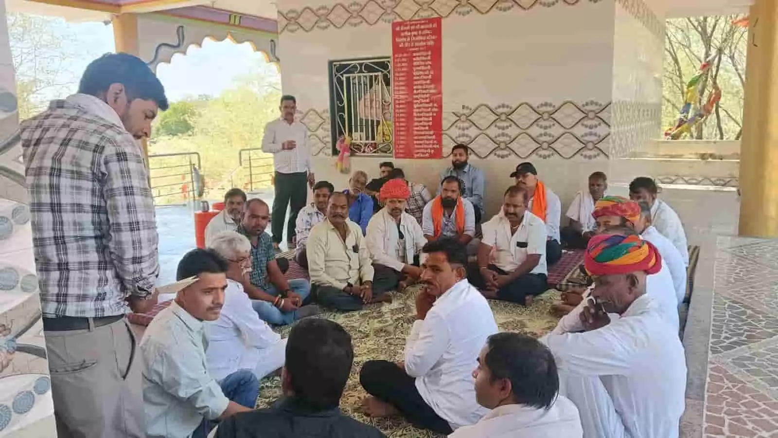 अनूपपुरा में दरी पर बैठे रावणा राजपूत समाज के लोग सामाजिक बैठक में चर्चा कर रहे हैं। अनूपपुरा में दरी पर बैठे रावणा राजपूत समाज के लोग सामाजिक बैठक में चर्चा कर रहे हैं।
