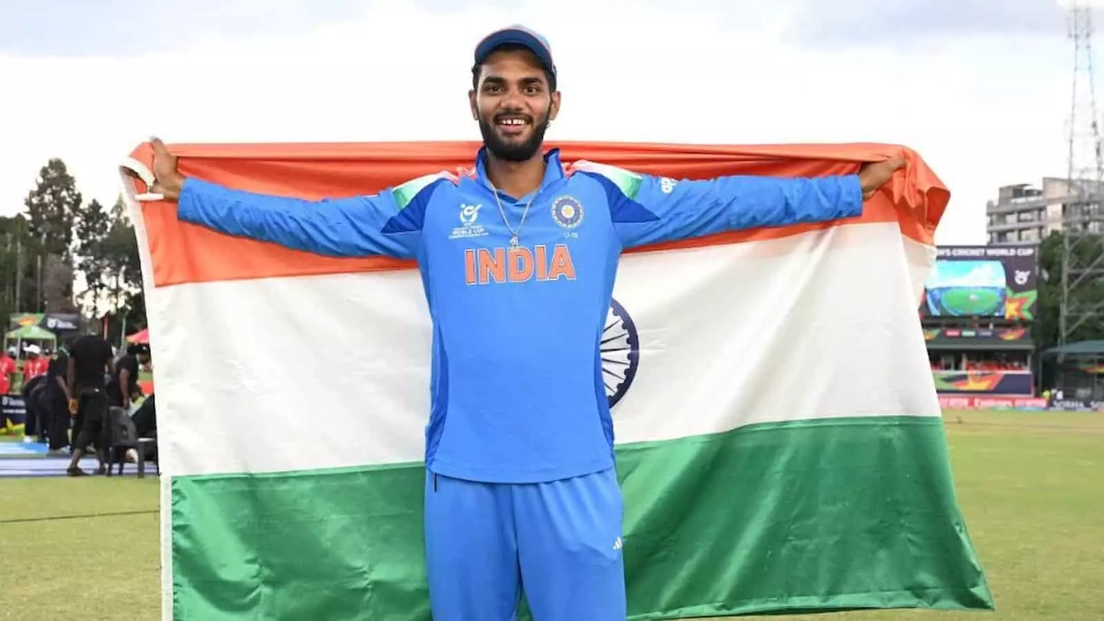 मैदान पर भारतीय जर्सी पहने कनिष्क चौहान तिरंगा हाथ में लेकर जीत की खुशी मना रहे हैं।