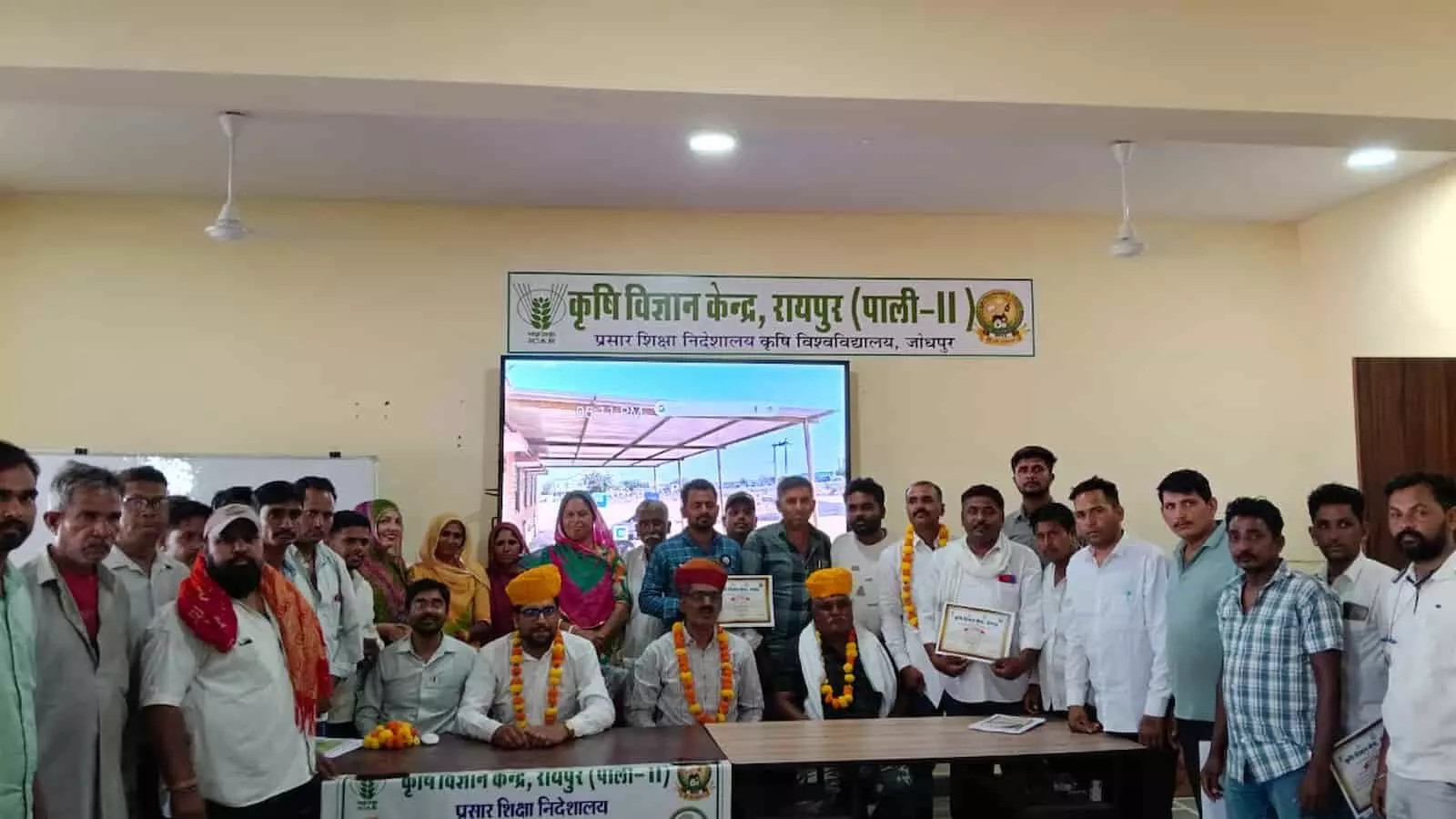 कृषि विज्ञान केंद्र रायपुर में प्रशिक्षण के बाद प्रमाण-पत्र के साथ खड़े किसान और वैज्ञानिक। कृषि विज्ञान केंद्र रायपुर में प्रशिक्षण के बाद प्रमाण-पत्र के साथ खड़े किसान और वैज्ञानिक।