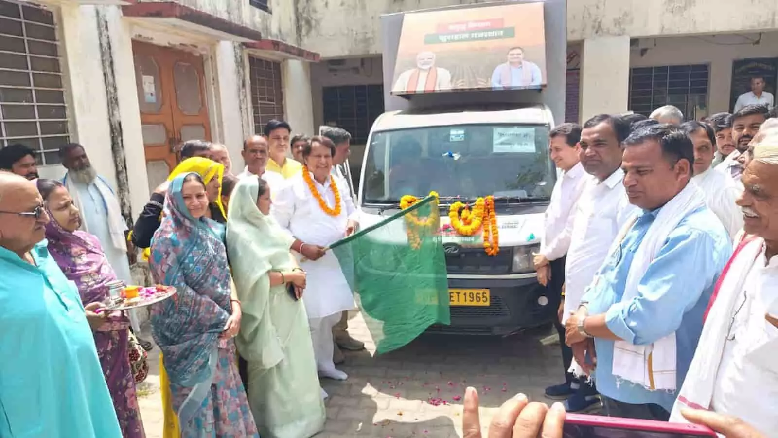 गंगापुर सिटी में पूर्व विधायक मानसिंह गुर्जर पंचायत समिति के बाहर ग्राम विकास रथ को हरी झंडी दिखाकर रवाना कर रहे हैं।