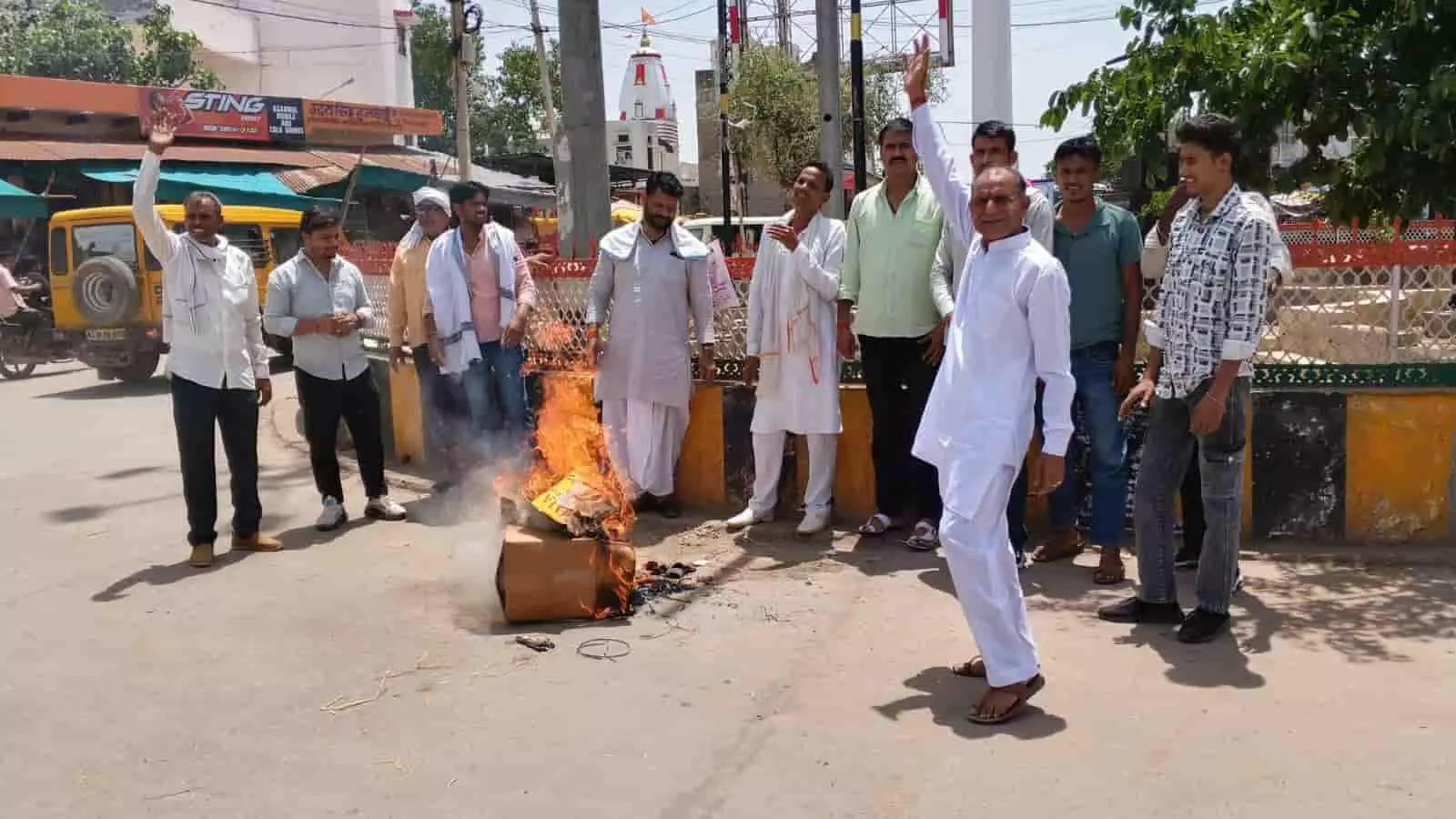 ब्रजनगर के इंदिरा सर्किल पर कांग्रेस कार्यकर्ता भाजपा प्रभारी राधामोहन दास अग्रवाल का पुतला जलाकर विरोध प्रदर्शन कर रहे हैं।