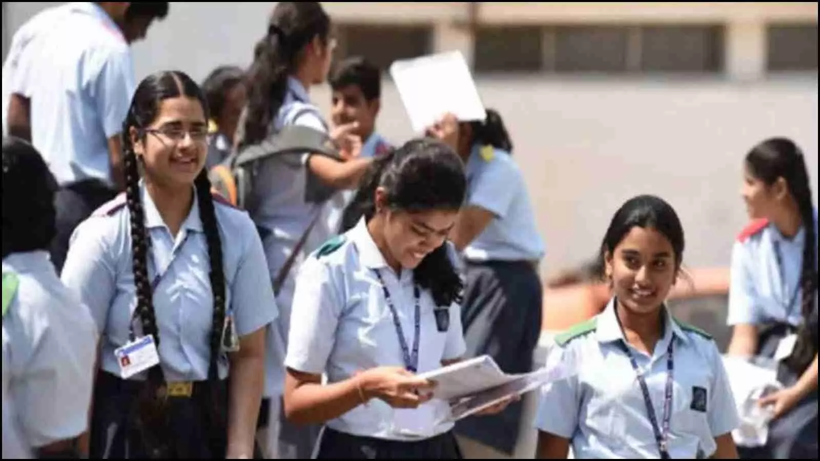 स्कूल यूनिफॉर्म में खुश छात्र आंध्र प्रदेश में एसएससी परीक्षा परिणाम की घोषणा के संदर्भ में। स्कूल यूनिफॉर्म में खुश छात्र आंध्र प्रदेश में एसएससी परीक्षा परिणाम की घोषणा के संदर्भ में।