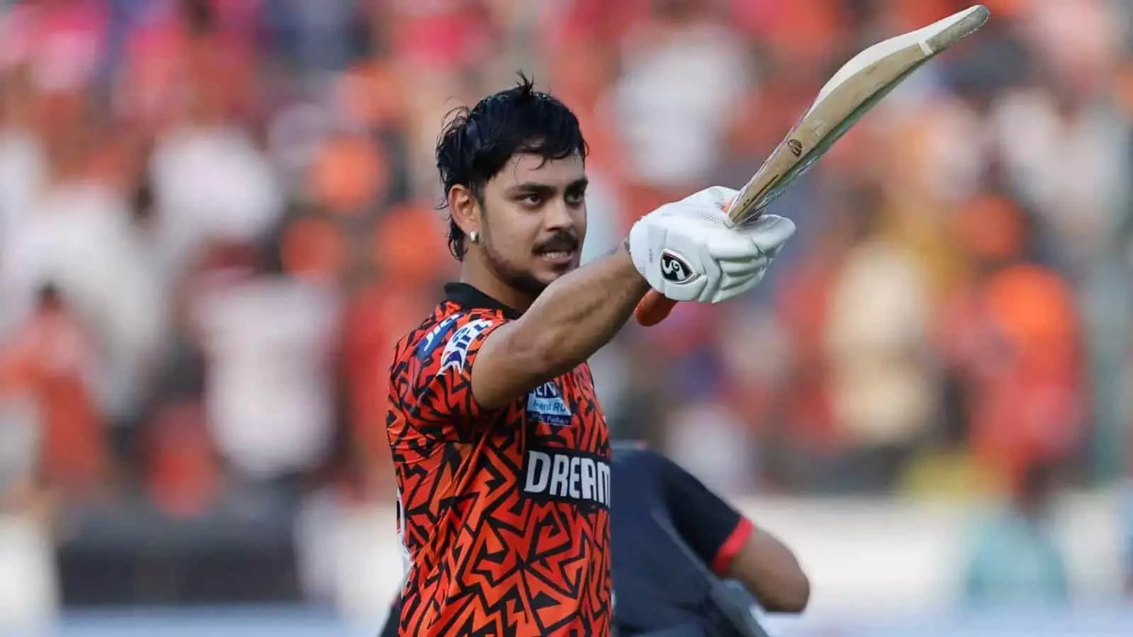 क्रिकेट के मैदान पर बल्लेबाजी के दौरान बल्ला उठाकर जीत का जश्न मनाते हुए क्रिकेटर ईशान किशन। क्रिकेट के मैदान पर बल्लेबाजी के दौरान बल्ला उठाकर जीत का जश्न मनाते हुए क्रिकेटर ईशान किशन।