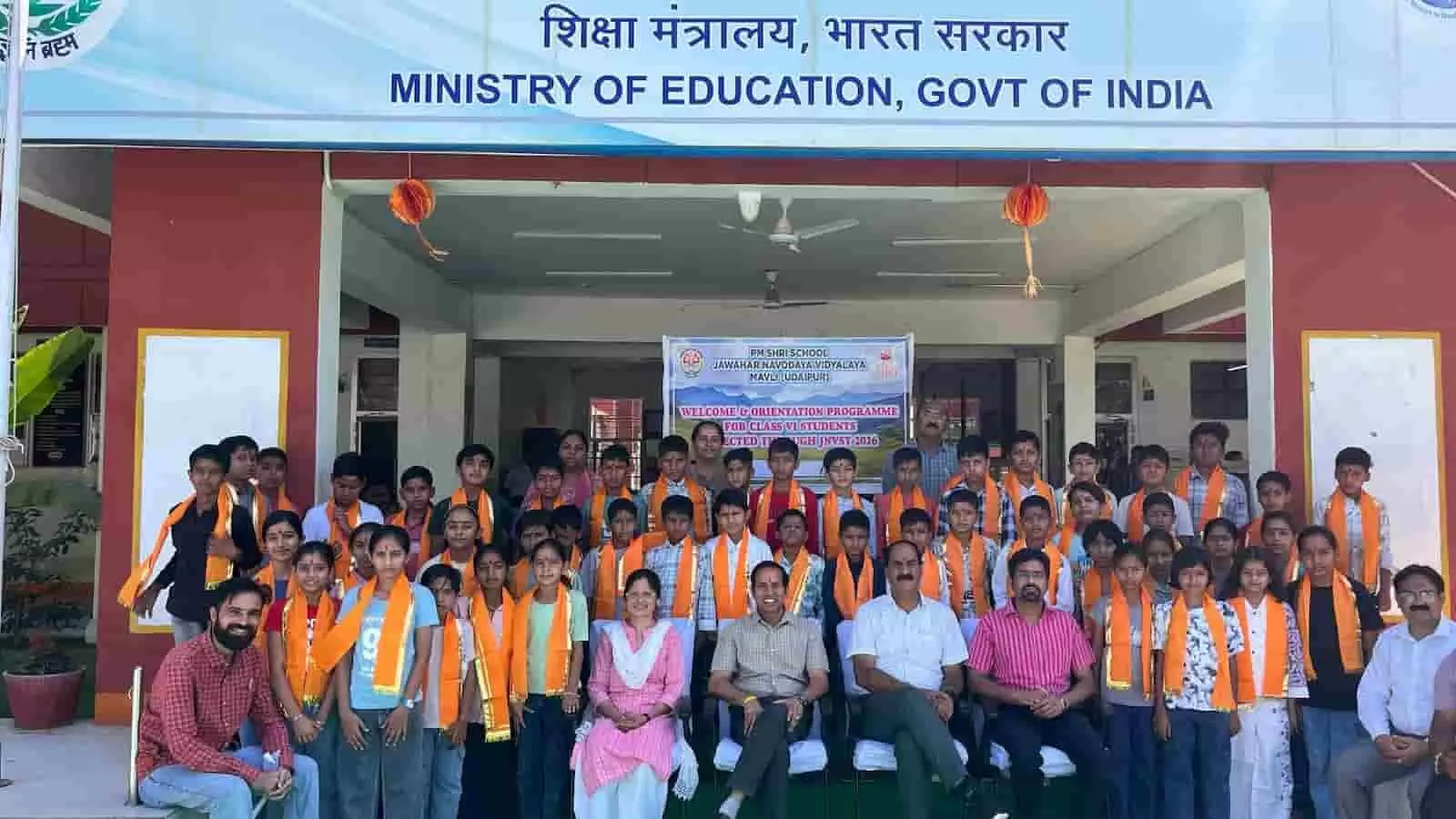 जवाहर नवोदय विद्यालय मावली के परिसर में शिक्षक और कक्षा छठी के नए विद्यार्थी समूह फोटो खिंचवाते हुए। जवाहर नवोदय विद्यालय मावली के परिसर में शिक्षक और कक्षा छठी के नए विद्यार्थी समूह फोटो खिंचवाते हुए।
