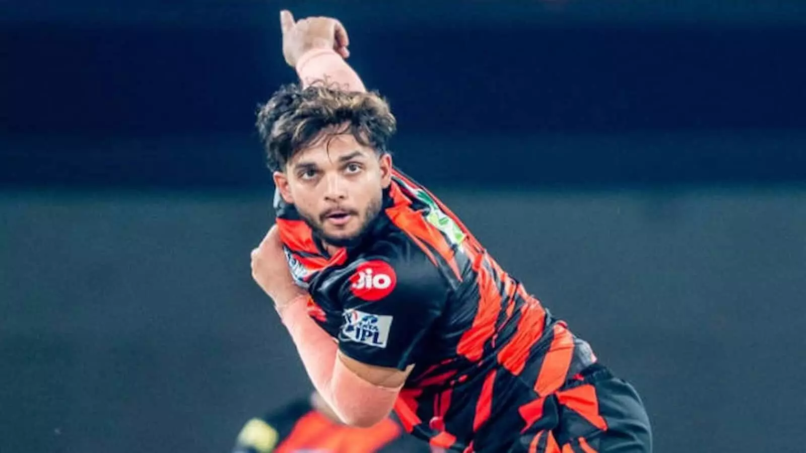 क्रिकेट के मैदान पर गेंदबाज़ी करते हर्ष दुबे सनराइजर्स हैदराबाद की जर्सी में आईपीएल मैच के दौरान। क्रिकेट के मैदान पर गेंदबाज़ी करते हर्ष दुबे सनराइजर्स हैदराबाद की जर्सी में आईपीएल मैच के दौरान।
