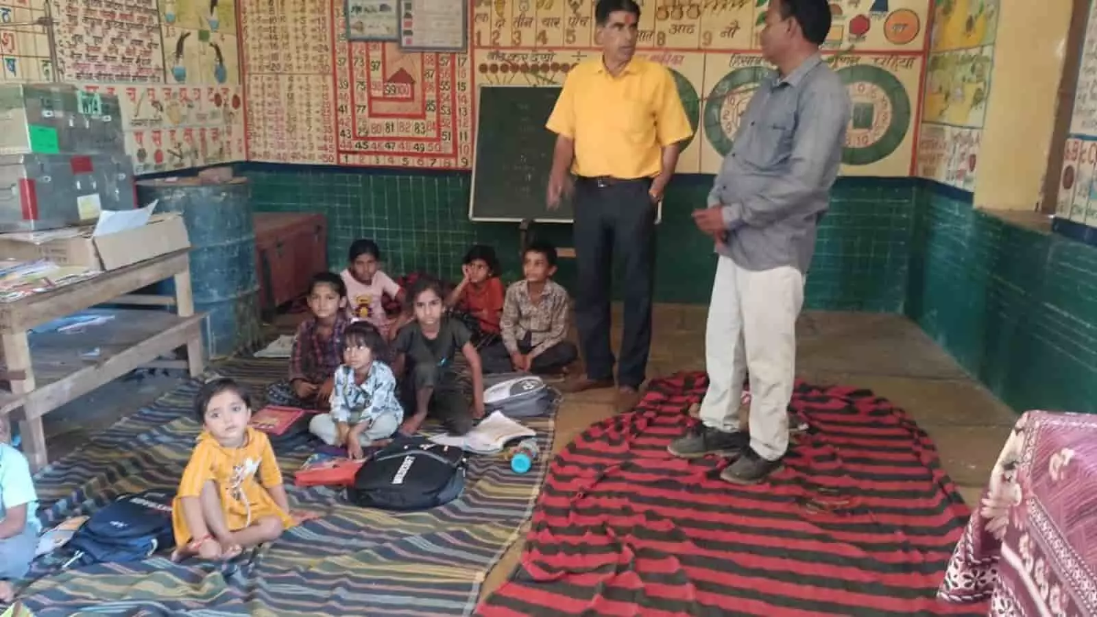 राजकीय प्राथमिक विद्यालय भागल प्रथम में मिड डे मील की जांच करते पीईईओ हीरालाल लुहार और शिक्षक। राजकीय प्राथमिक विद्यालय भागल प्रथम में मिड डे मील की जांच करते पीईईओ हीरालाल लुहार और शिक्षक।