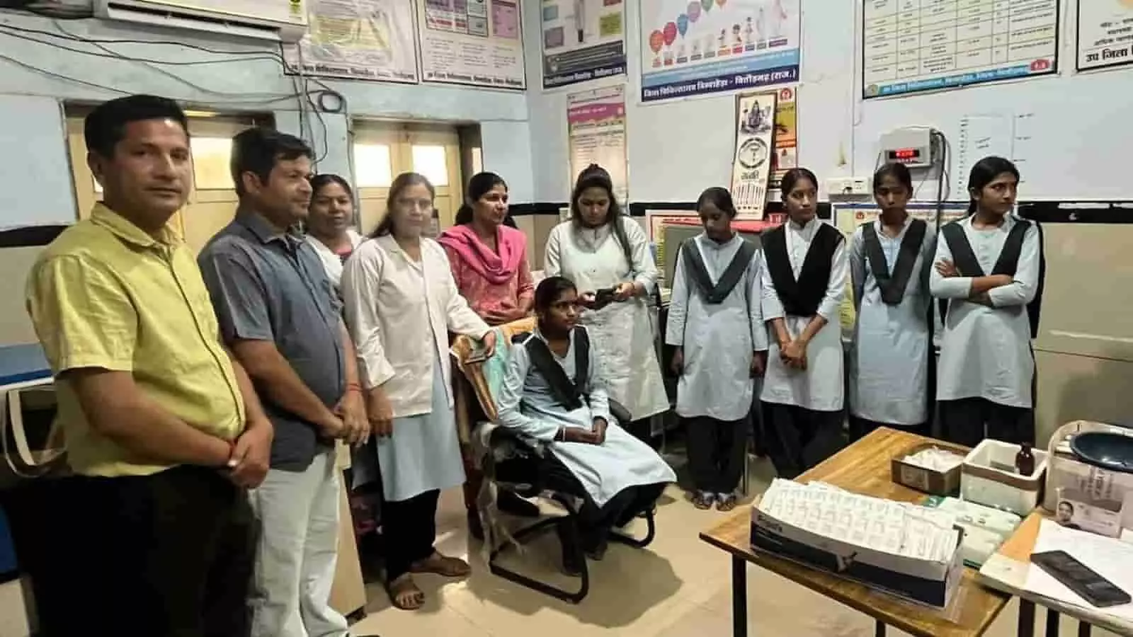 निम्बाहेड़ा जिला अस्पताल में स्वास्थ्य कर्मियों और छात्राओं के बीच एचपीवी टीकाकरण अभियान का दृश्य। निम्बाहेड़ा जिला अस्पताल में स्वास्थ्य कर्मियों और छात्राओं के बीच एचपीवी टीकाकरण अभियान का दृश्य।