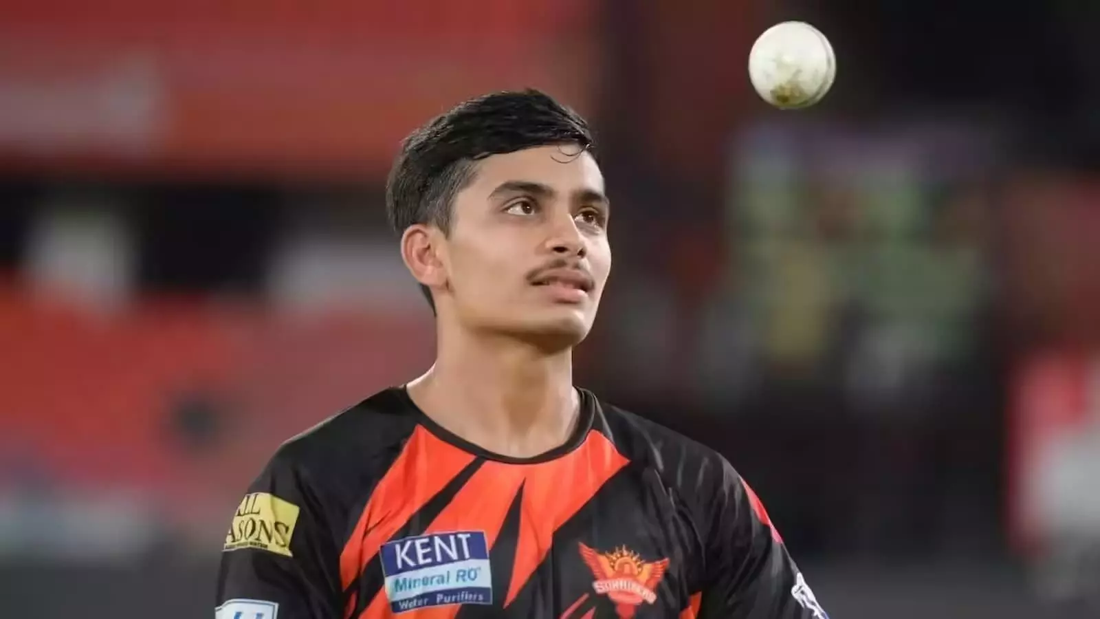 क्रिकेट के मैदान पर सनराइजर्स हैदराबाद की जर्सी पहने गेंदबाज क्रेन्स फुलेत्रा अभ्यास करते हुए। क्रिकेट के मैदान पर सनराइजर्स हैदराबाद की जर्सी पहने गेंदबाज क्रेन्स फुलेत्रा अभ्यास करते हुए।