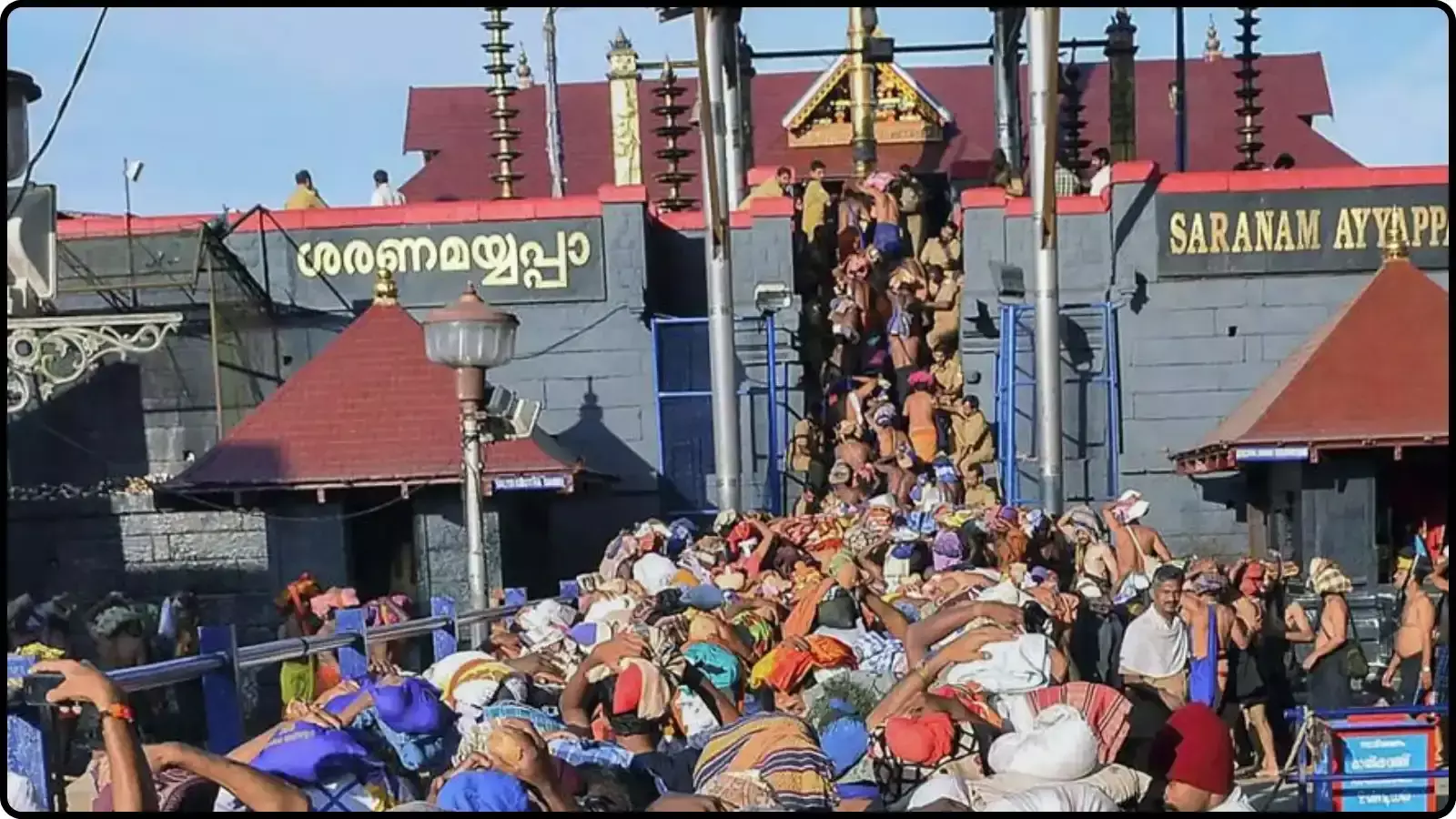 मंदिर की सीढ़ियों पर बड़ी संख्या में खड़े श्रद्धालु भगवान अय्यप्पा के दर्शन हेतु सबरीमाला मंदिर केरल में। मंदिर की सीढ़ियों पर बड़ी संख्या में खड़े श्रद्धालु भगवान अय्यप्पा के दर्शन हेतु सबरीमाला मंदिर केरल में।