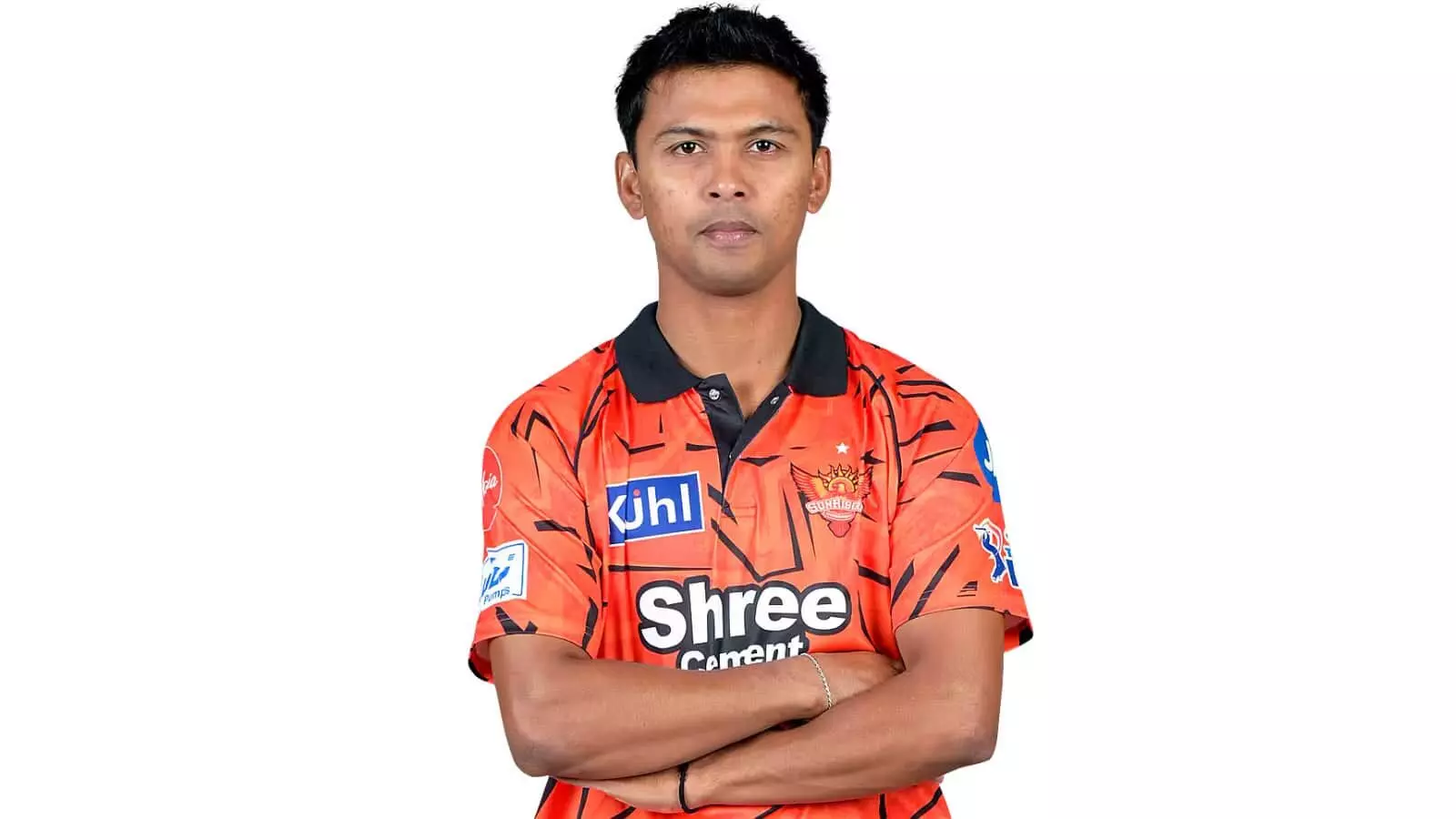 सनराइजर्स हैदराबाद की जर्सी पहने हुए क्रिकेटर ज़ीशान अंसारी सफेद बैकग्राउंड के सामने खड़े होकर पोज दे रहे हैं। सनराइजर्स हैदराबाद की जर्सी पहने हुए क्रिकेटर ज़ीशान अंसारी सफेद बैकग्राउंड के सामने खड़े होकर पोज दे रहे हैं।
