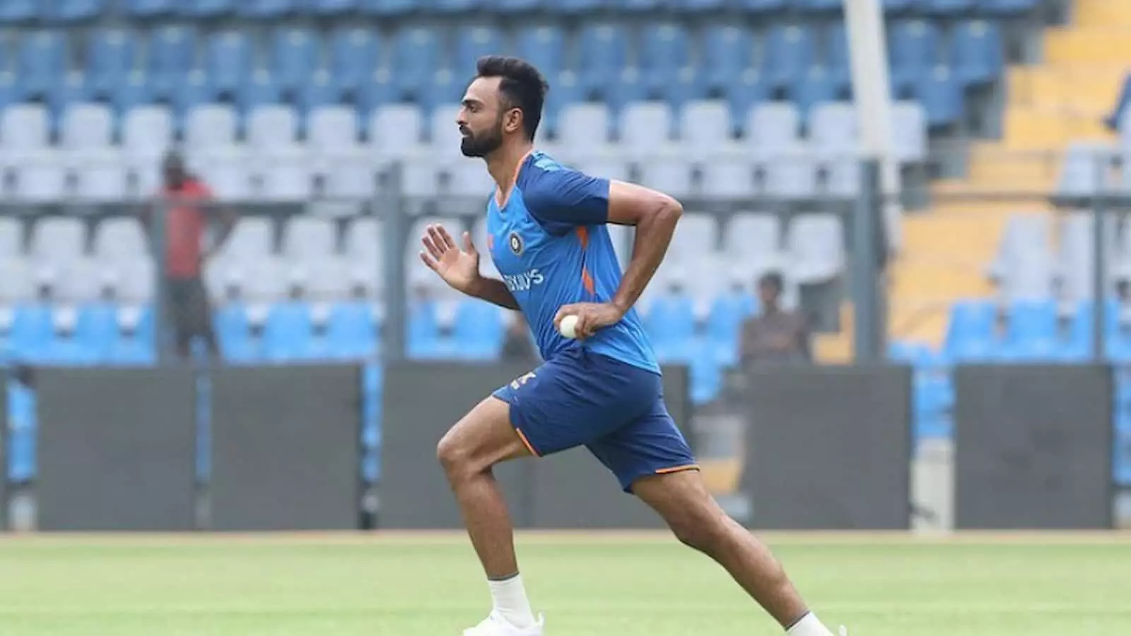 क्रिकेट स्टेडियम में अभ्यास के दौरान गेंदबाजी करते हुए जयदेव उनादकट का दृश्य। क्रिकेट स्टेडियम में अभ्यास के दौरान गेंदबाजी करते हुए जयदेव उनादकट का दृश्य।