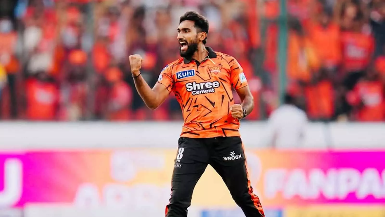 सनराइजर्स हैदराबाद की जर्सी में ईशान मलिंगा क्रिकेट मैदान पर विकेट लेने के बाद खुशी व्यक्त करते हुए। सनराइजर्स हैदराबाद की जर्सी में ईशान मलिंगा क्रिकेट मैदान पर विकेट लेने के बाद खुशी व्यक्त करते हुए।