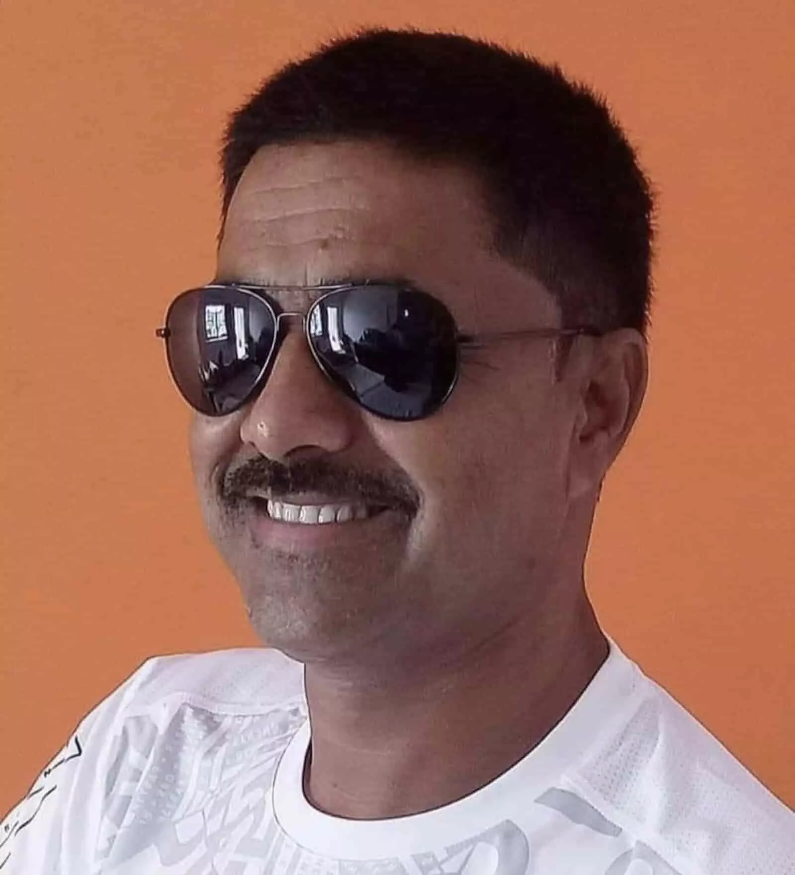 चश्मा पहने हुए जिला फुटबॉल संघ के पदाधिकारी बारां खेल मैदान के सुधार कार्य के संदर्भ में। चश्मा पहने हुए जिला फुटबॉल संघ के पदाधिकारी बारां खेल मैदान के सुधार कार्य के संदर्भ में।