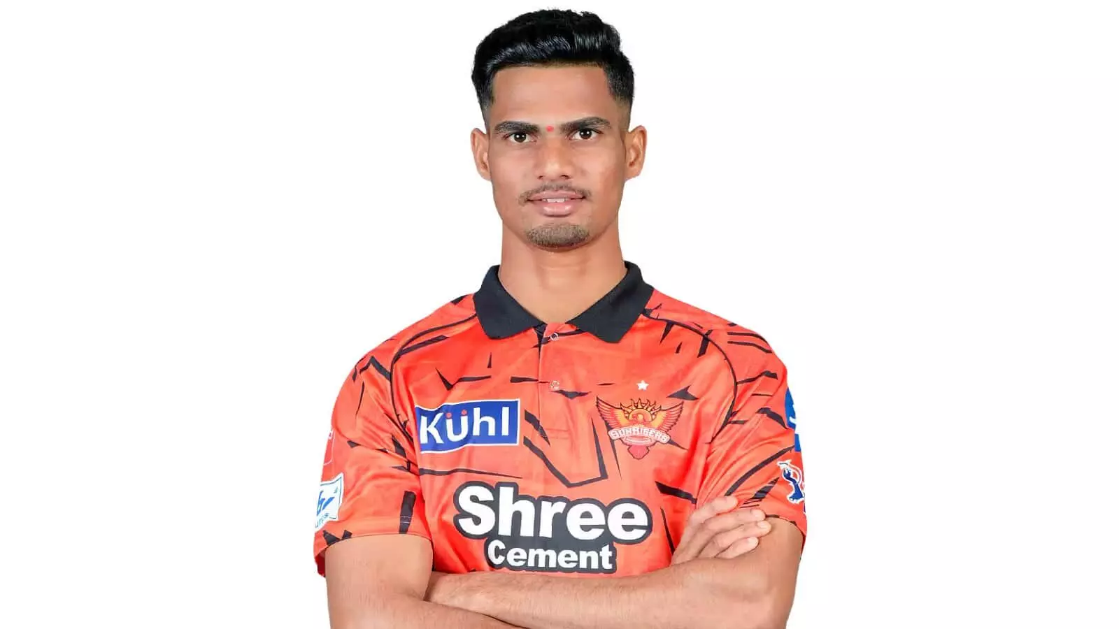 ऑरेंज जर्सी पहने हुए क्रिकेटर ओंकार तरमले स्टूडियो सेटअप में सीधे देखते हुए हाथ बांधकर खड़े हैं। ऑरेंज जर्सी पहने हुए क्रिकेटर ओंकार तरमले स्टूडियो सेटअप में सीधे देखते हुए हाथ बांधकर खड़े हैं।