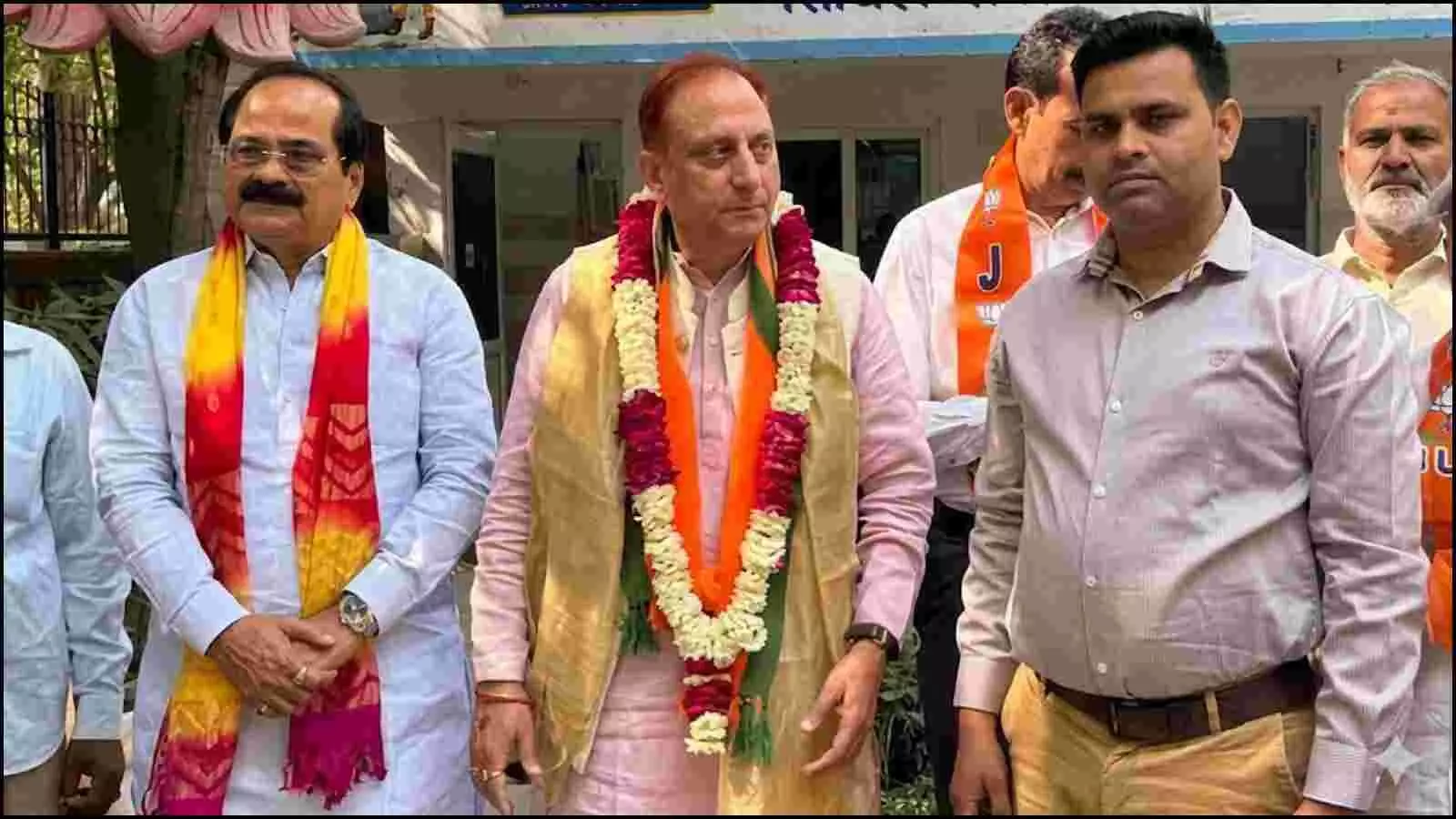 गले में फूलों की माला पहने भाजपा नेता प्रवेश वाही दिल्ली में जीत के बाद समर्थकों के साथ खड़े दिखाई दे रहे हैं। गले में फूलों की माला पहने भाजपा नेता प्रवेश वाही दिल्ली में जीत के बाद समर्थकों के साथ खड़े दिखाई दे रहे हैं।