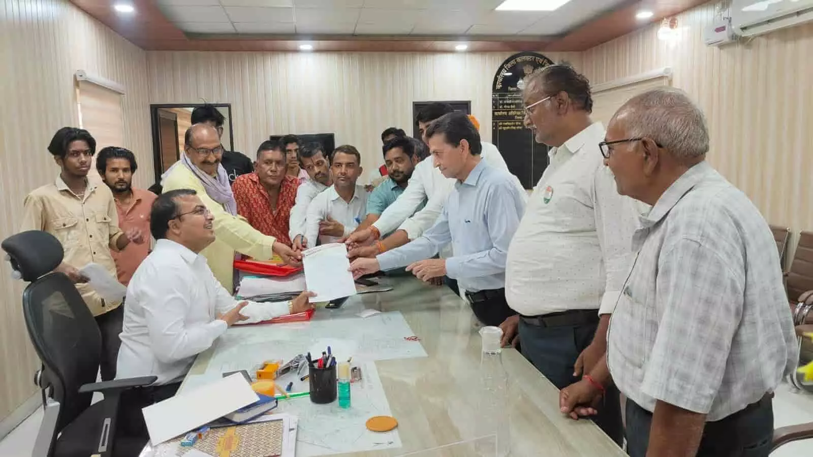 गंगापुर सिटी में कार्यालय के भीतर अतिरिक्त सहायक जिला कलेक्टर को ज्ञापन देते हुए नसिया कॉलोनी के निवासी।