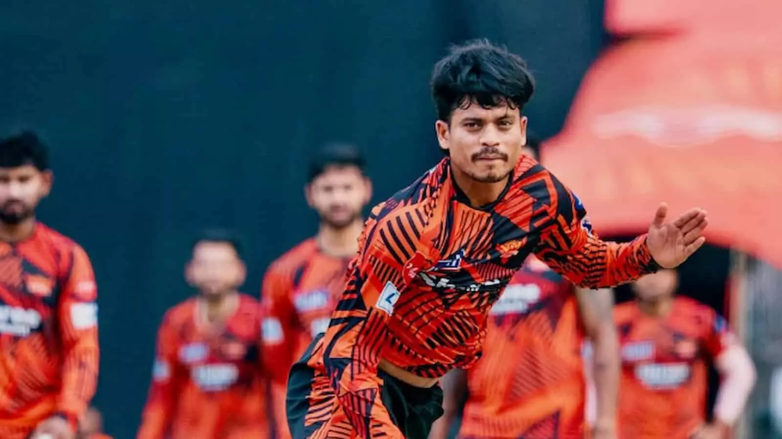 क्रिकेट मैदान पर सनराइजर्स हैदराबाद की जर्सी में अभ्यास करते हुए खिलाड़ी अमित कुमार। क्रिकेट मैदान पर सनराइजर्स हैदराबाद की जर्सी में अभ्यास करते हुए खिलाड़ी अमित कुमार।