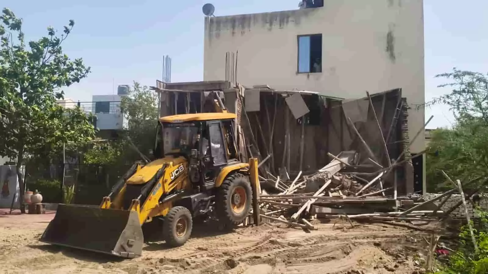 आमेट की इन्द्रा कॉलोनी में जेसीबी मशीन द्वारा अवैध रूप से निर्मित ढांचे को गिराया जा रहा है। आमेट की इन्द्रा कॉलोनी में जेसीबी मशीन द्वारा अवैध रूप से निर्मित ढांचे को गिराया जा रहा है।