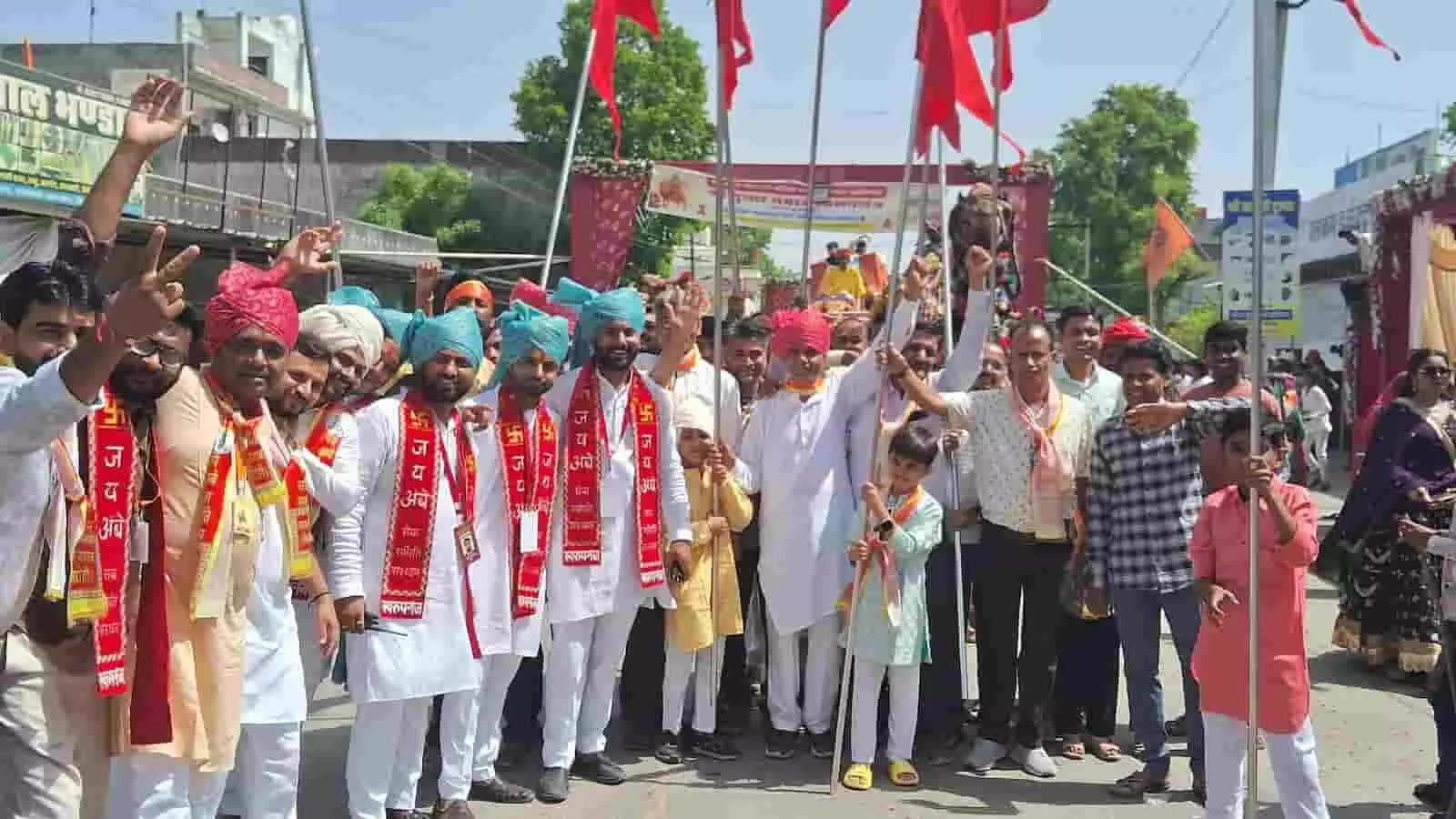 स्वरूपगंज की सड़क पर कलश यात्रा में सिर पर मंगल कलश रखे महिलाएं और बड़ी संख्या में उपस्थित श्रद्धालु। स्वरूपगंज की सड़क पर कलश यात्रा में सिर पर मंगल कलश रखे महिलाएं और बड़ी संख्या में उपस्थित श्रद्धालु।