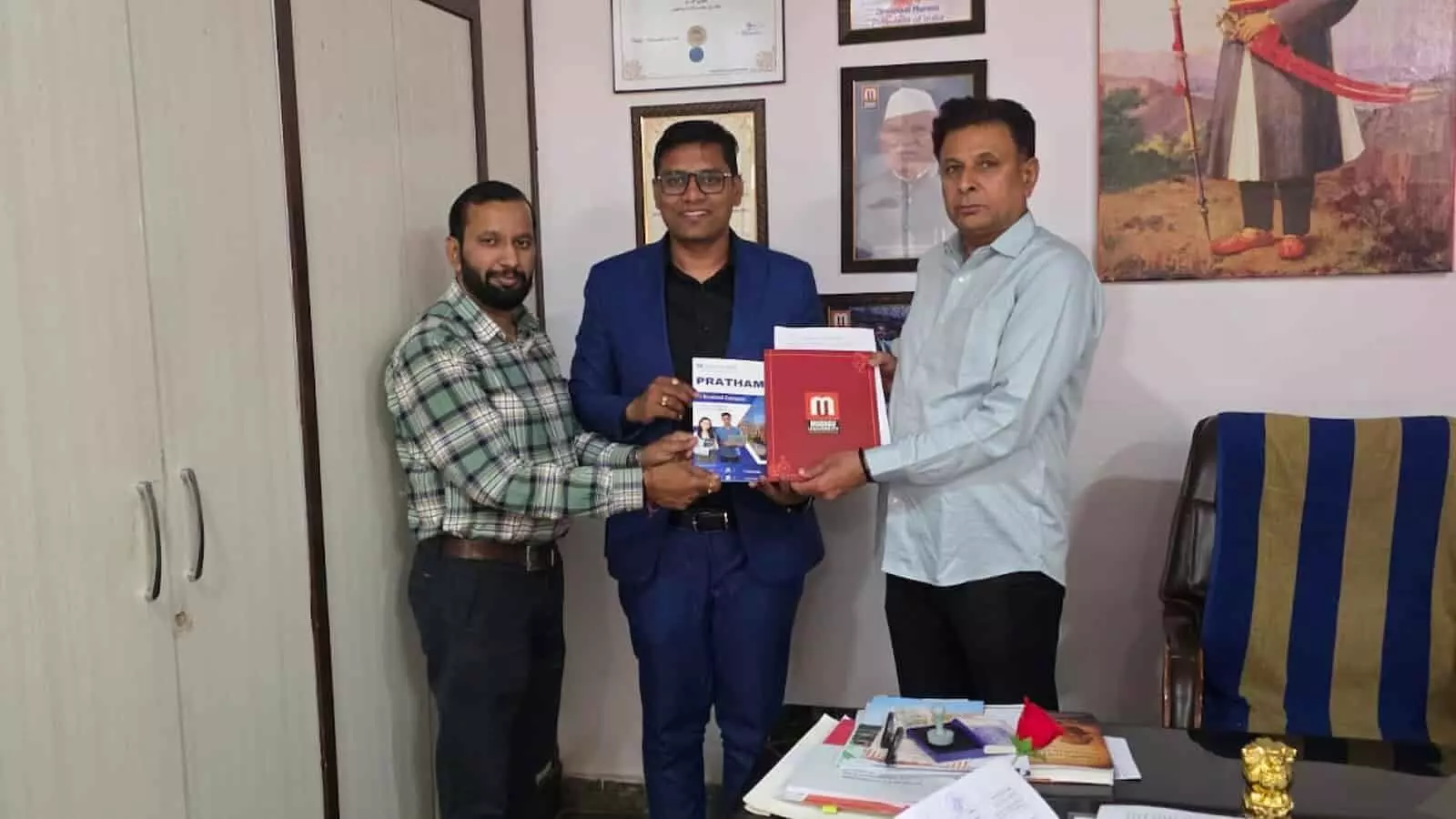 कार्यालय में फाइल और दस्तावेज साझा करते माधव यूनिवर्सिटी और कोडिंग प्रो के तीन पदाधिकारी। कार्यालय में फाइल और दस्तावेज साझा करते माधव यूनिवर्सिटी और कोडिंग प्रो के तीन पदाधिकारी।