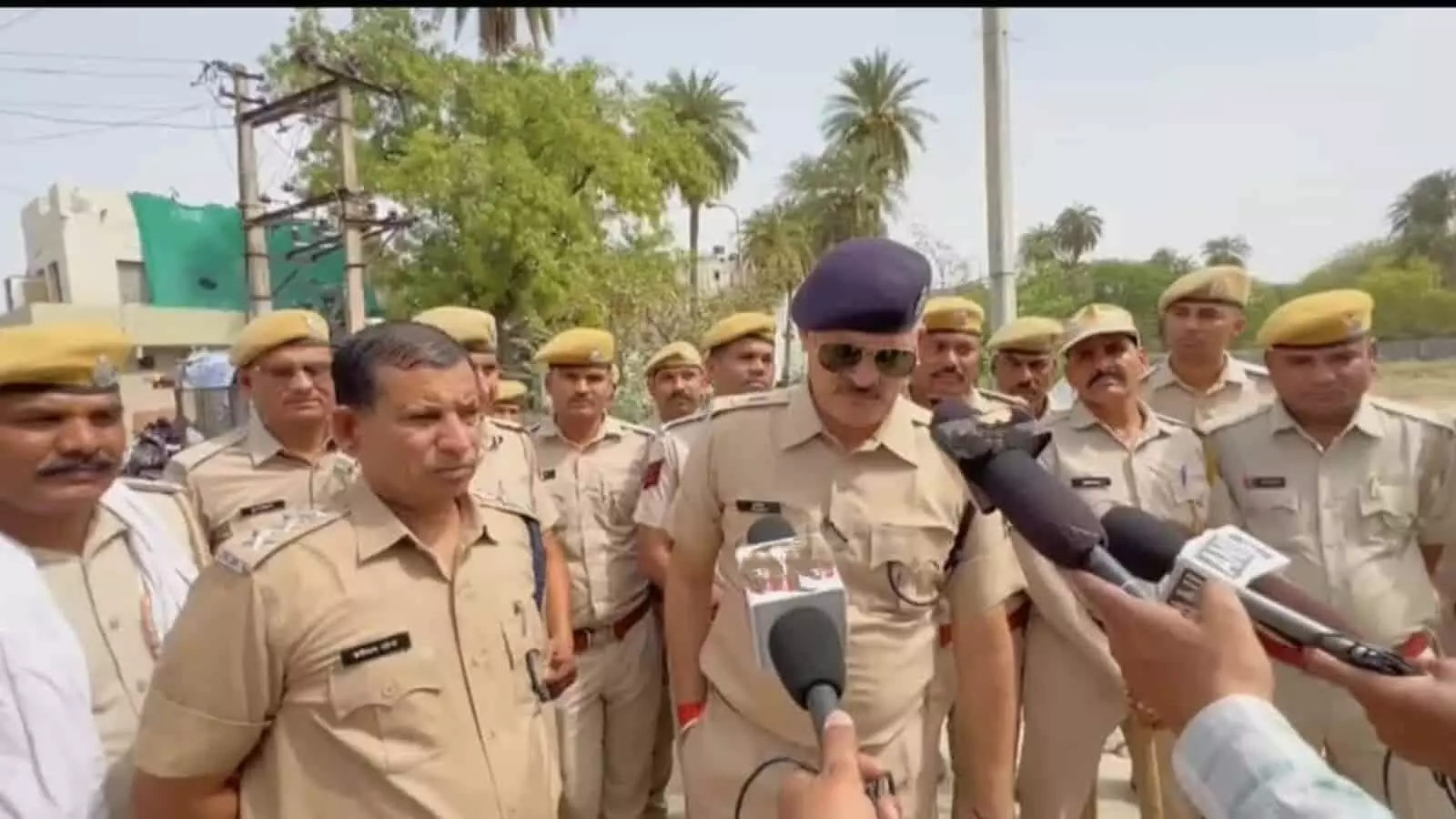 बारां में बुलडोजर द्वारा अपहरण के आरोपी सैफ अली का अवैध मकान गिराए जाने का दृश्य। बारां में बुलडोजर द्वारा अपहरण के आरोपी सैफ अली का अवैध मकान गिराए जाने का दृश्य।