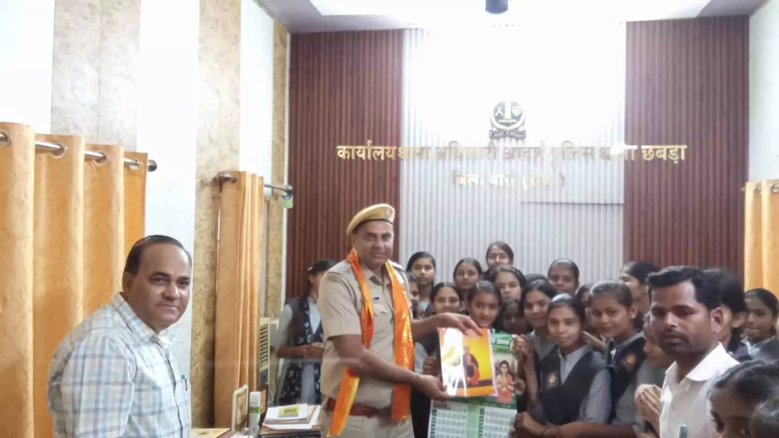 छबड़ा पुलिस थाने में पुलिस अधिकारी से जानकारी लेती विद्या भारती स्कूल की छात्राएं और शिक्षक। छबड़ा पुलिस थाने में पुलिस अधिकारी से जानकारी लेती विद्या भारती स्कूल की छात्राएं और शिक्षक।
