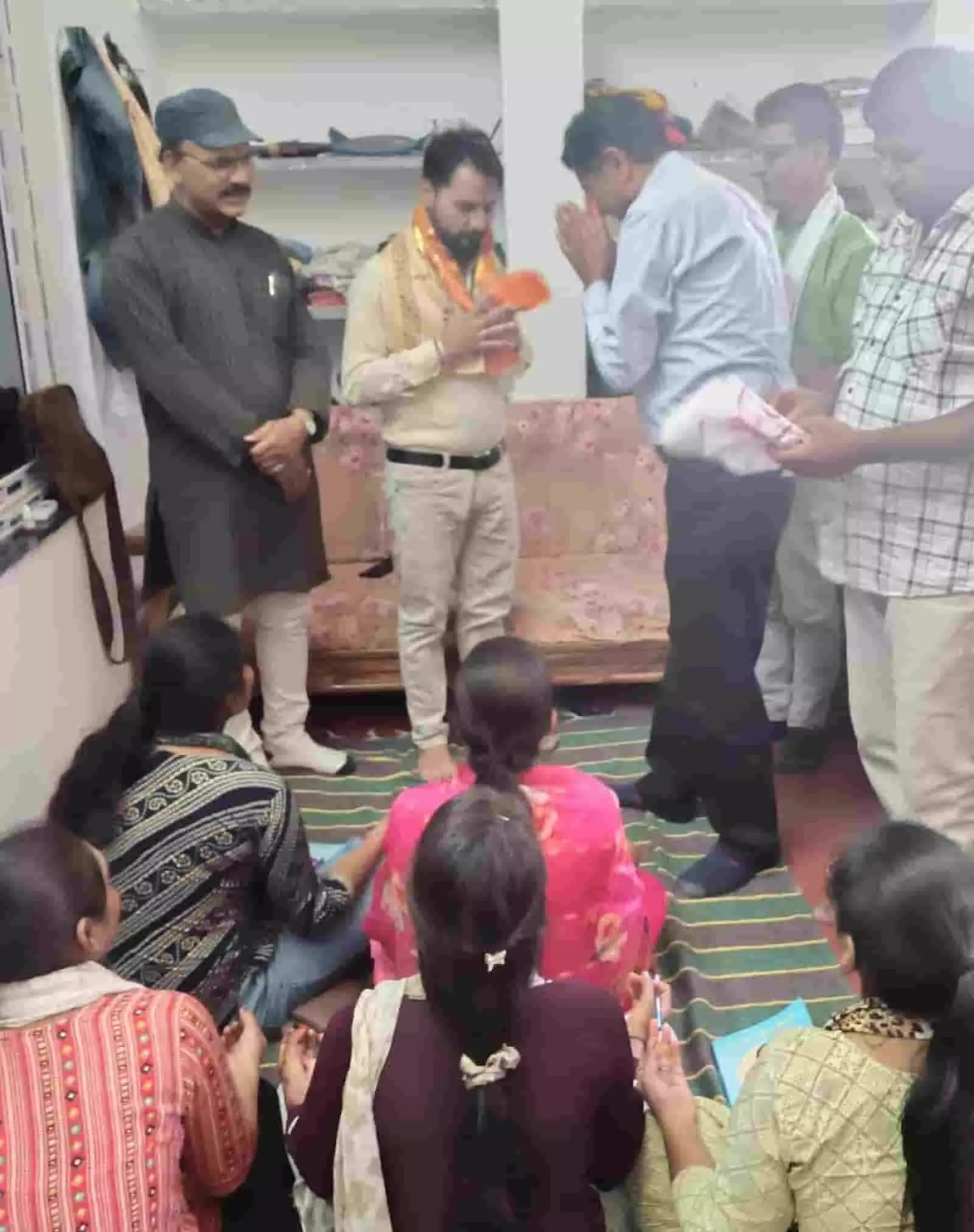 बारां के कवाई स्थित आदर्श विद्या मंदिर में वार्षिक समीक्षा बैठक के दौरान चर्चा करते जिला पदाधिकारी और प्रबंध समिति सदस्य। बारां के कवाई स्थित आदर्श विद्या मंदिर में वार्षिक समीक्षा बैठक के दौरान चर्चा करते जिला पदाधिकारी और प्रबंध समिति सदस्य।