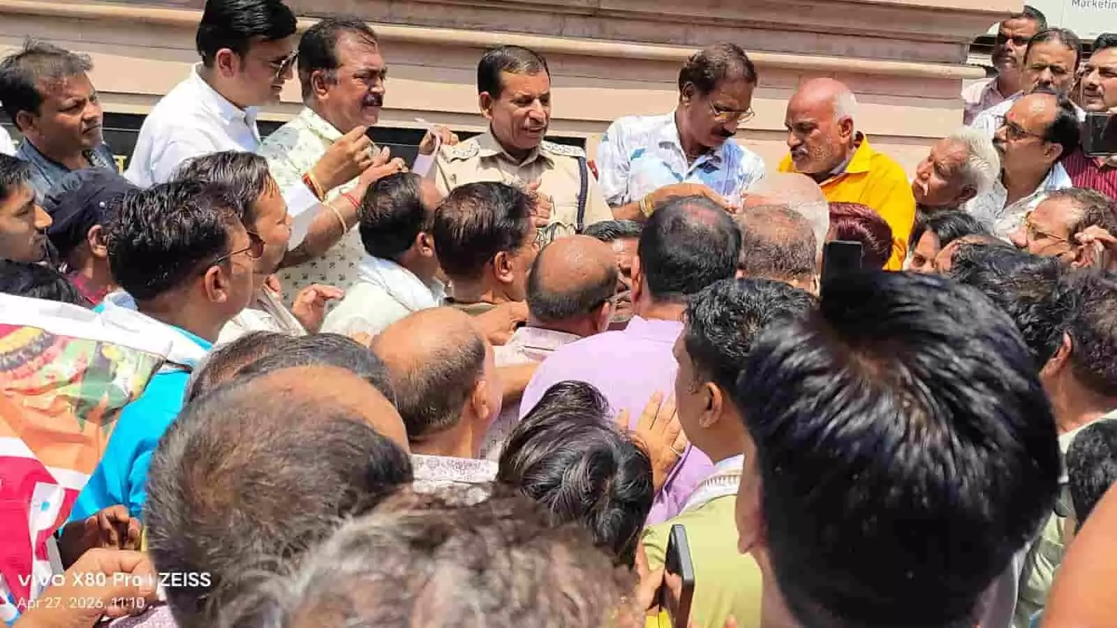 बारां में पुलिस अधिकारियों के पास खड़े व्यापार महासंघ के सदस्य और स्थानीय नागरिक। बारां में पुलिस अधिकारियों के पास खड़े व्यापार महासंघ के सदस्य और स्थानीय नागरिक।