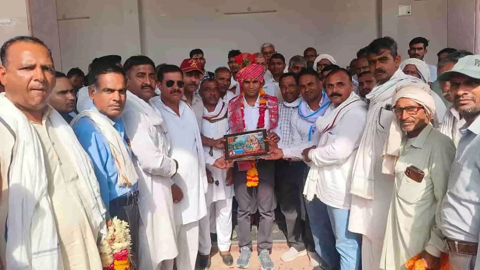 बयाना रेलवे स्टेशन पर फूलों की माला और साफा पहने RAS चयनित बिजेंद्र कॉमर और उनके साथ खड़े लोग। बयाना रेलवे स्टेशन पर फूलों की माला और साफा पहने RAS चयनित बिजेंद्र कॉमर और उनके साथ खड़े लोग।